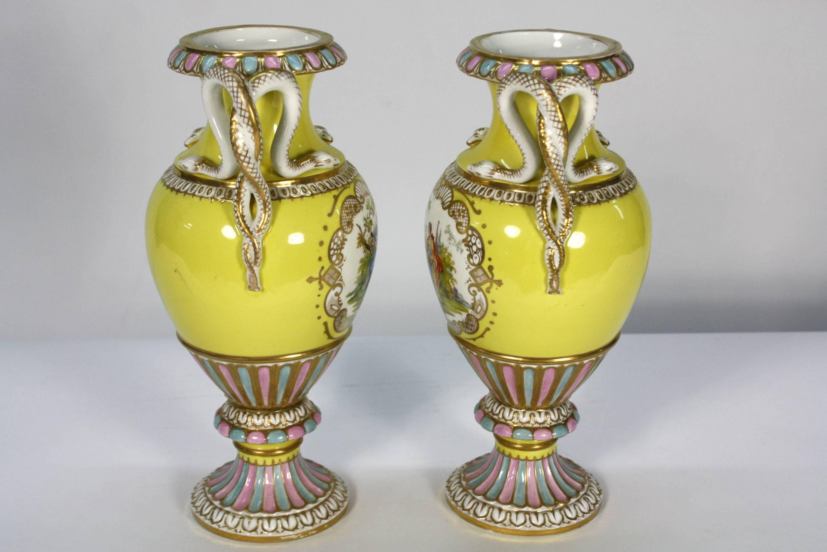 Néoclassique Paire de vases en porcelaine de Meissen avec anses en forme de serpent en vente