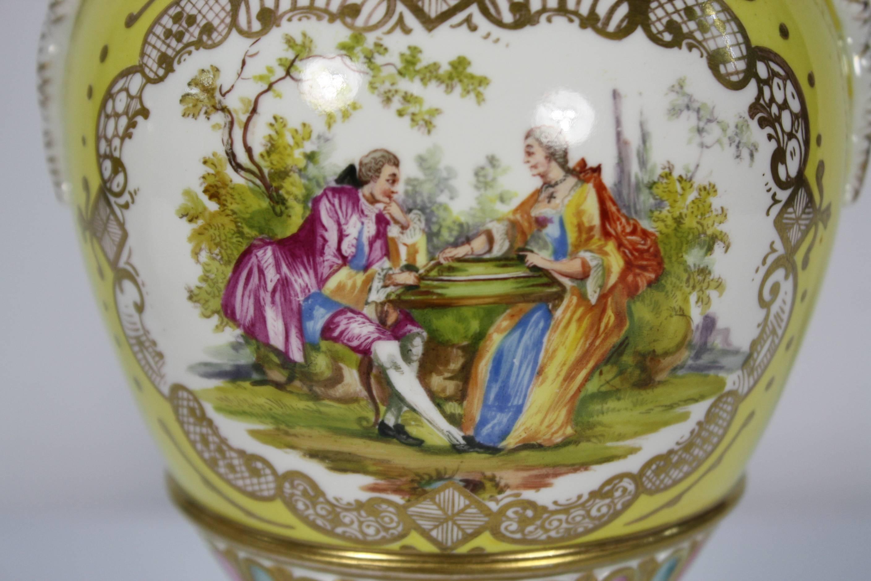 Paire de vases en porcelaine de Meissen avec anses en forme de serpent Bon état - En vente à Pembroke, MA