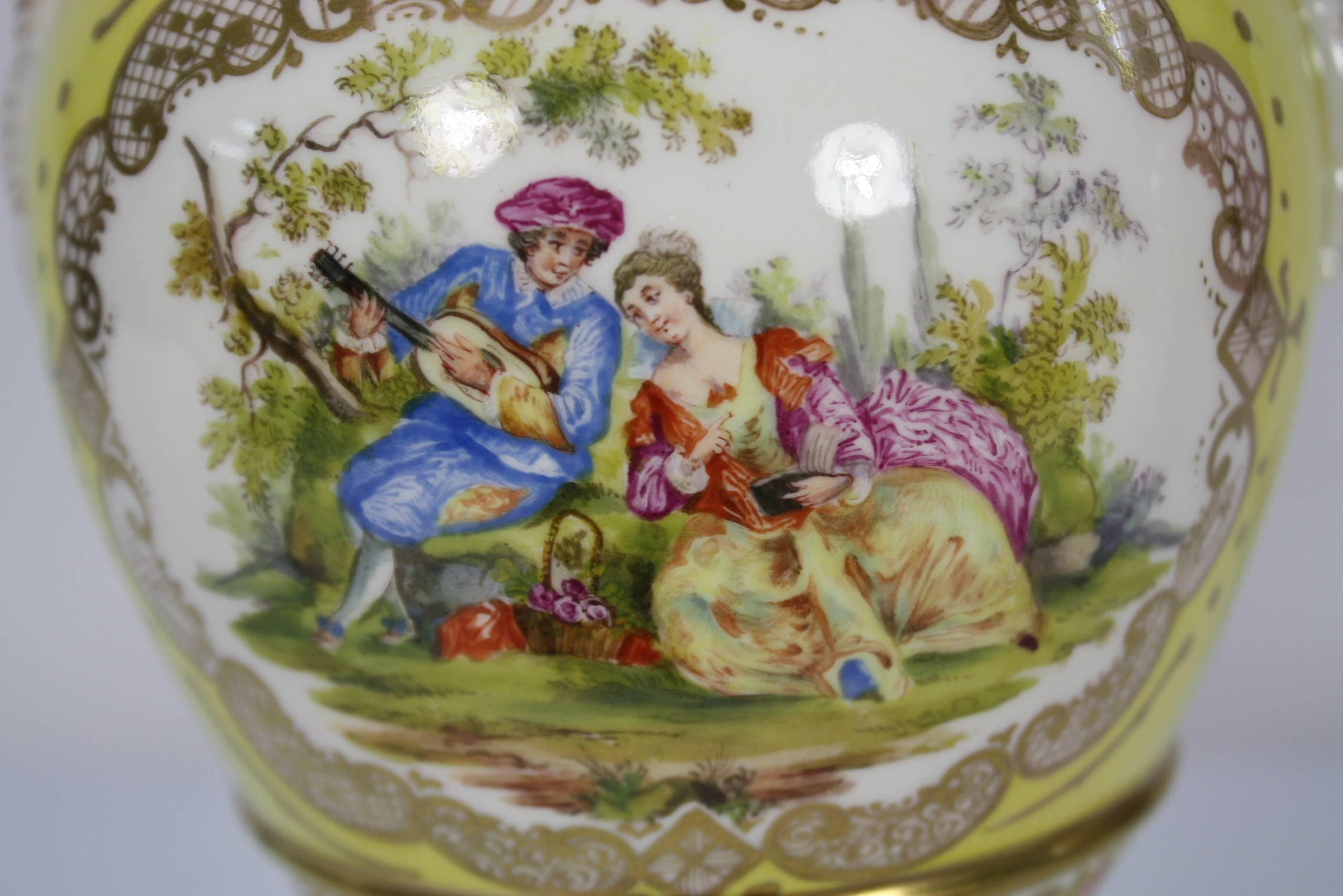 Paar Vasen aus Meissener Porcelain mit Schlangengriffen (19. Jahrhundert) im Angebot