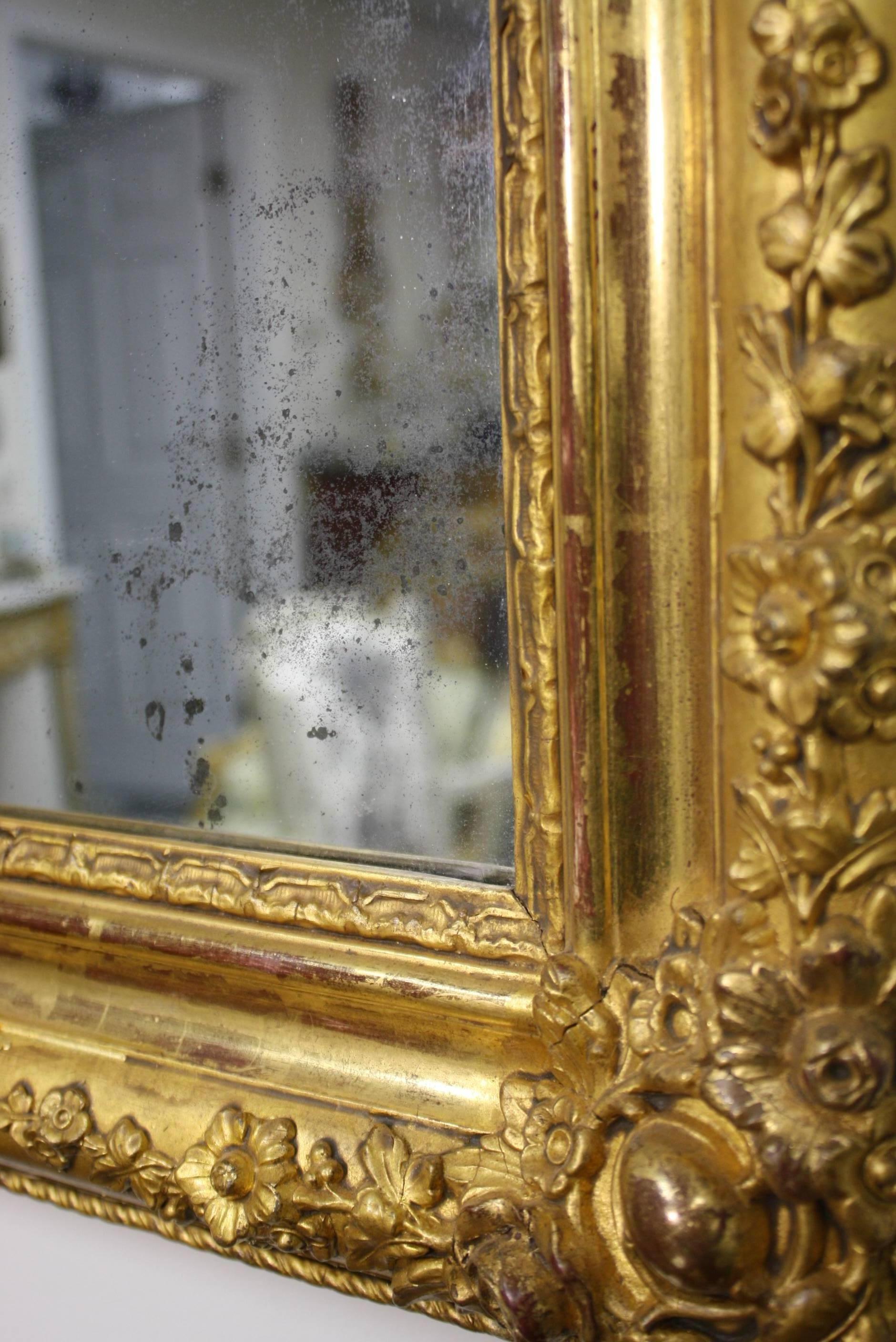 Gesso Miroir français d'époque Charles X en bois doré en vente