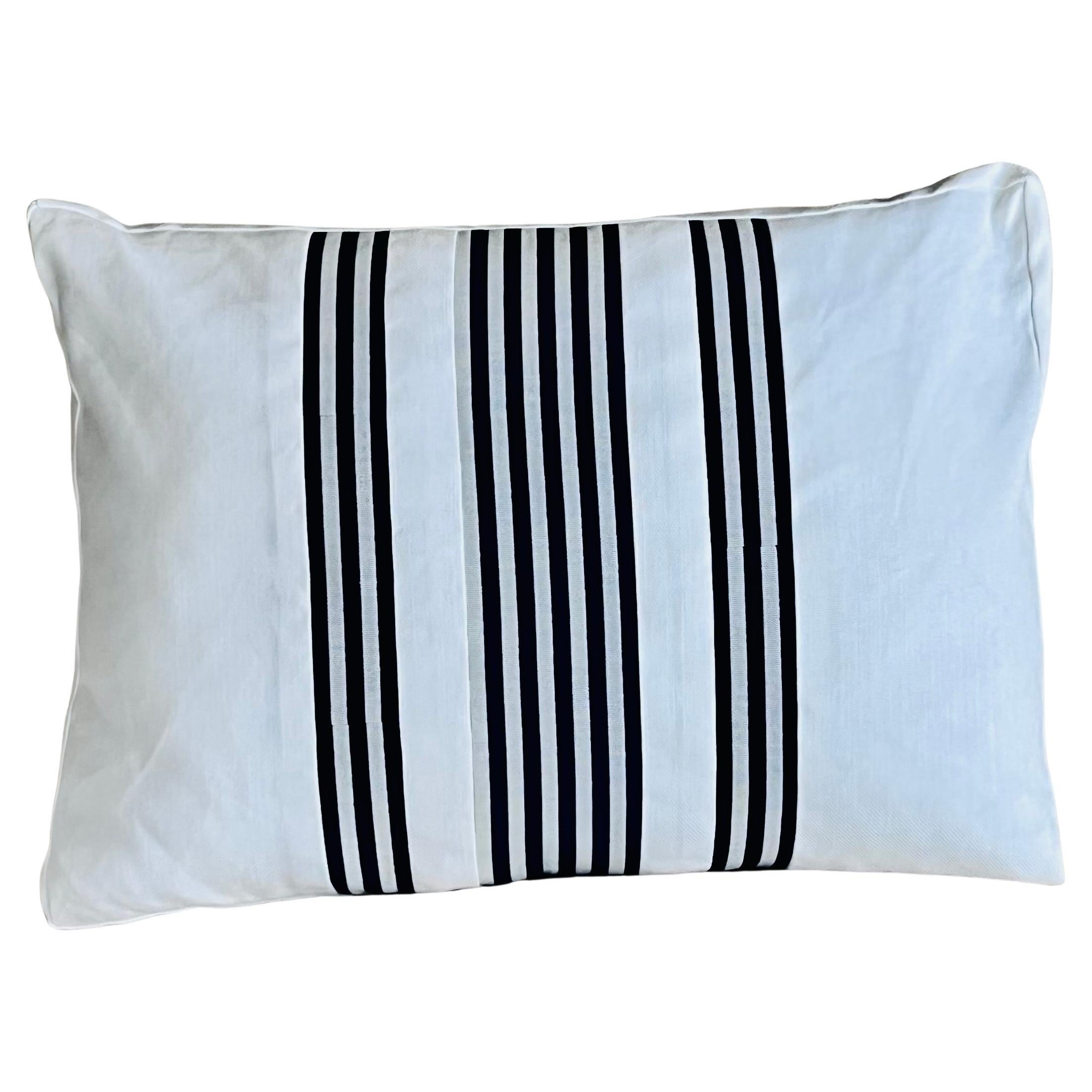 Coussin unique réversible avec rayures bleu marine sur tissu blanc