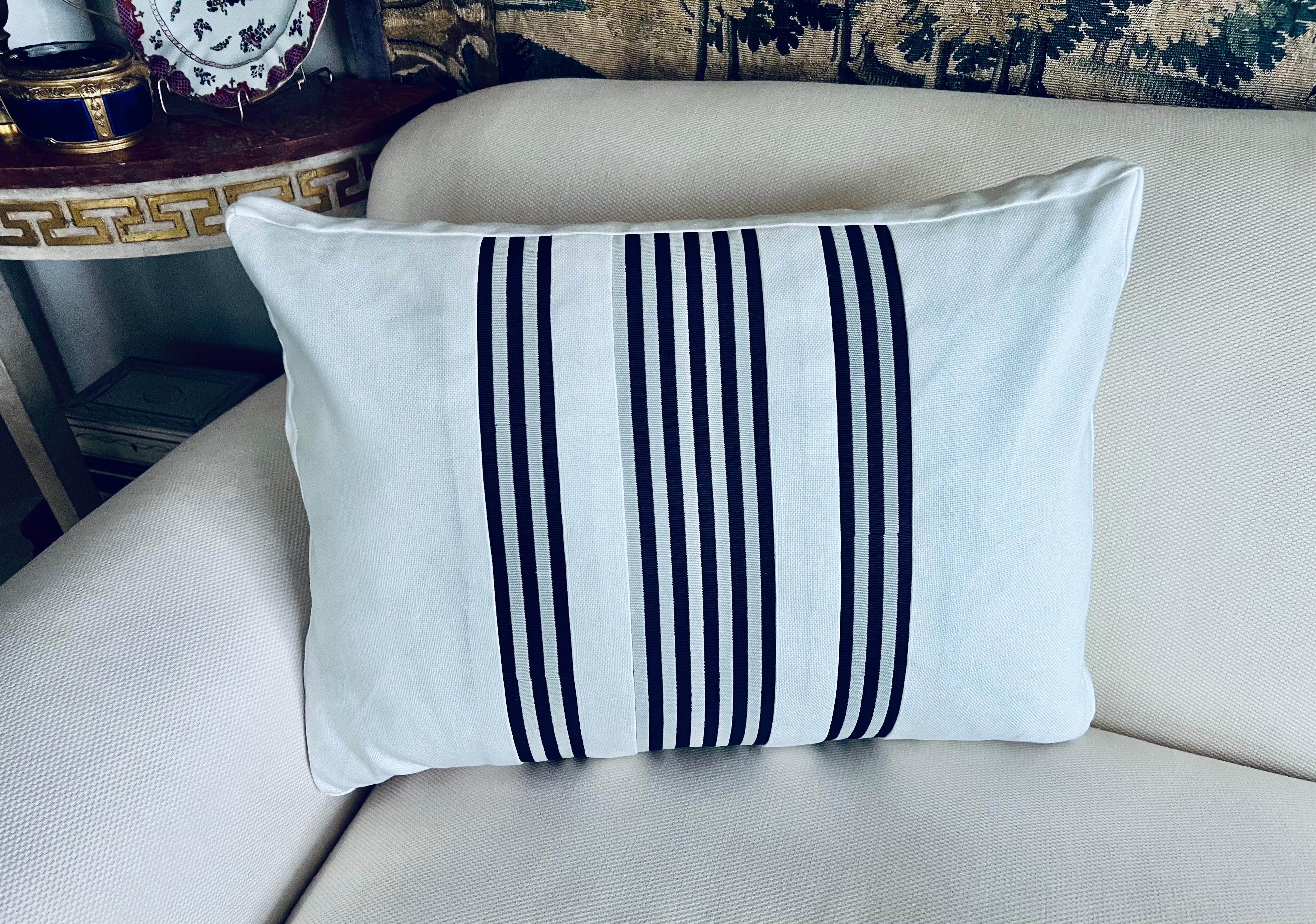Moderne Coussin unique réversible avec rayures bleu marine sur tissu blanc en vente
