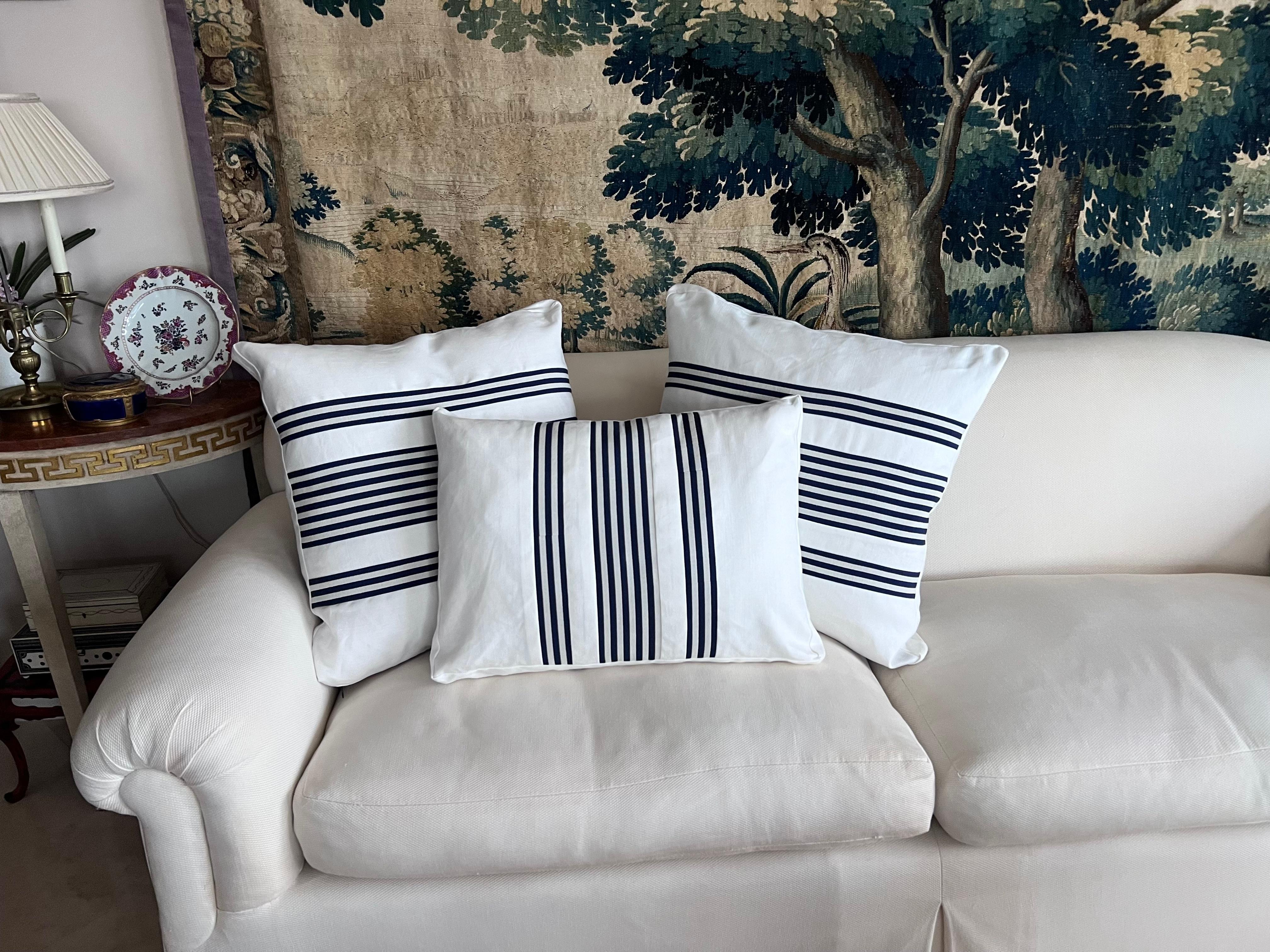 Américain Coussin unique réversible avec rayures bleu marine sur tissu blanc en vente