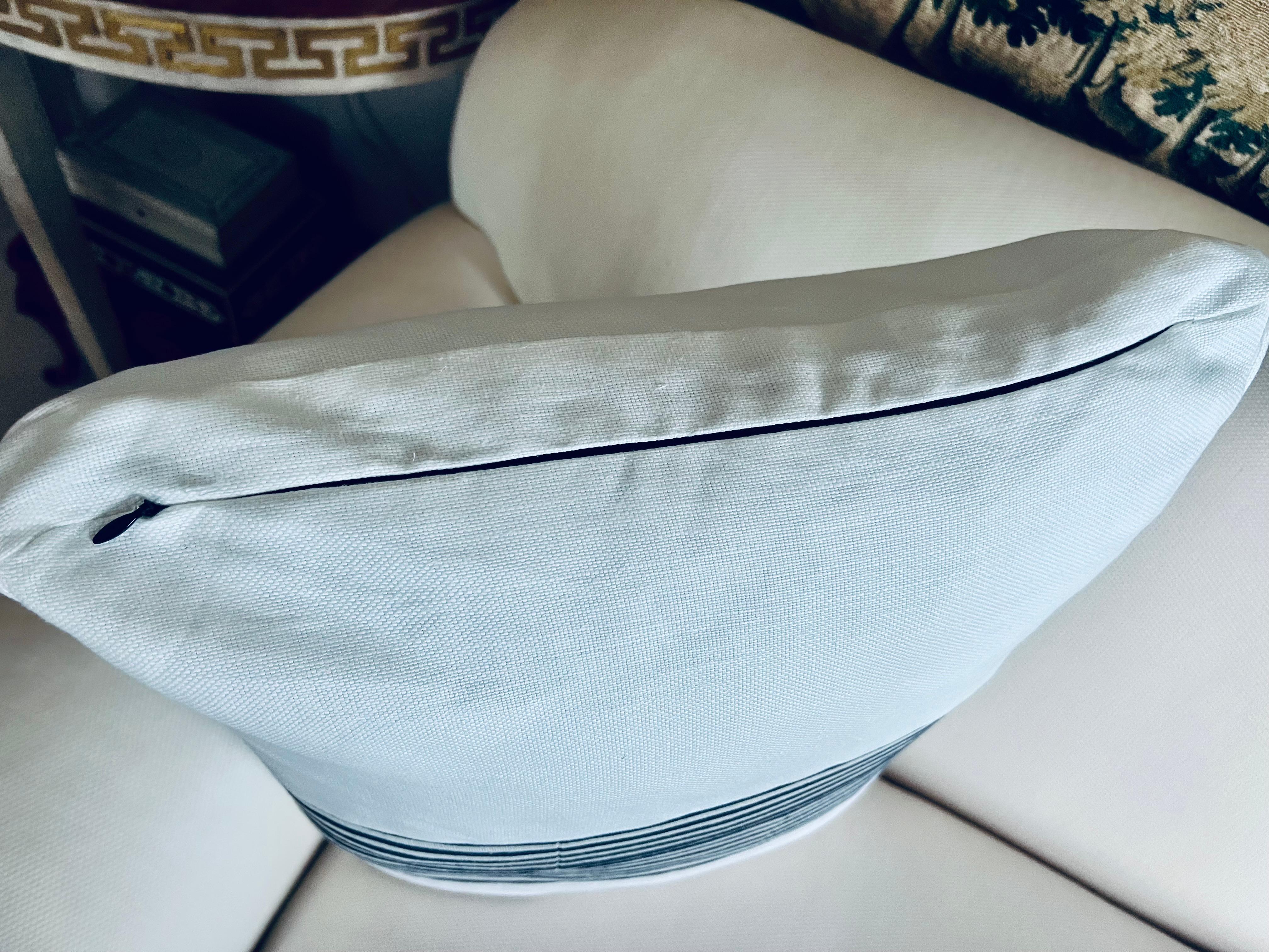 XXIe siècle et contemporain Coussin unique réversible avec rayures bleu marine sur tissu blanc en vente