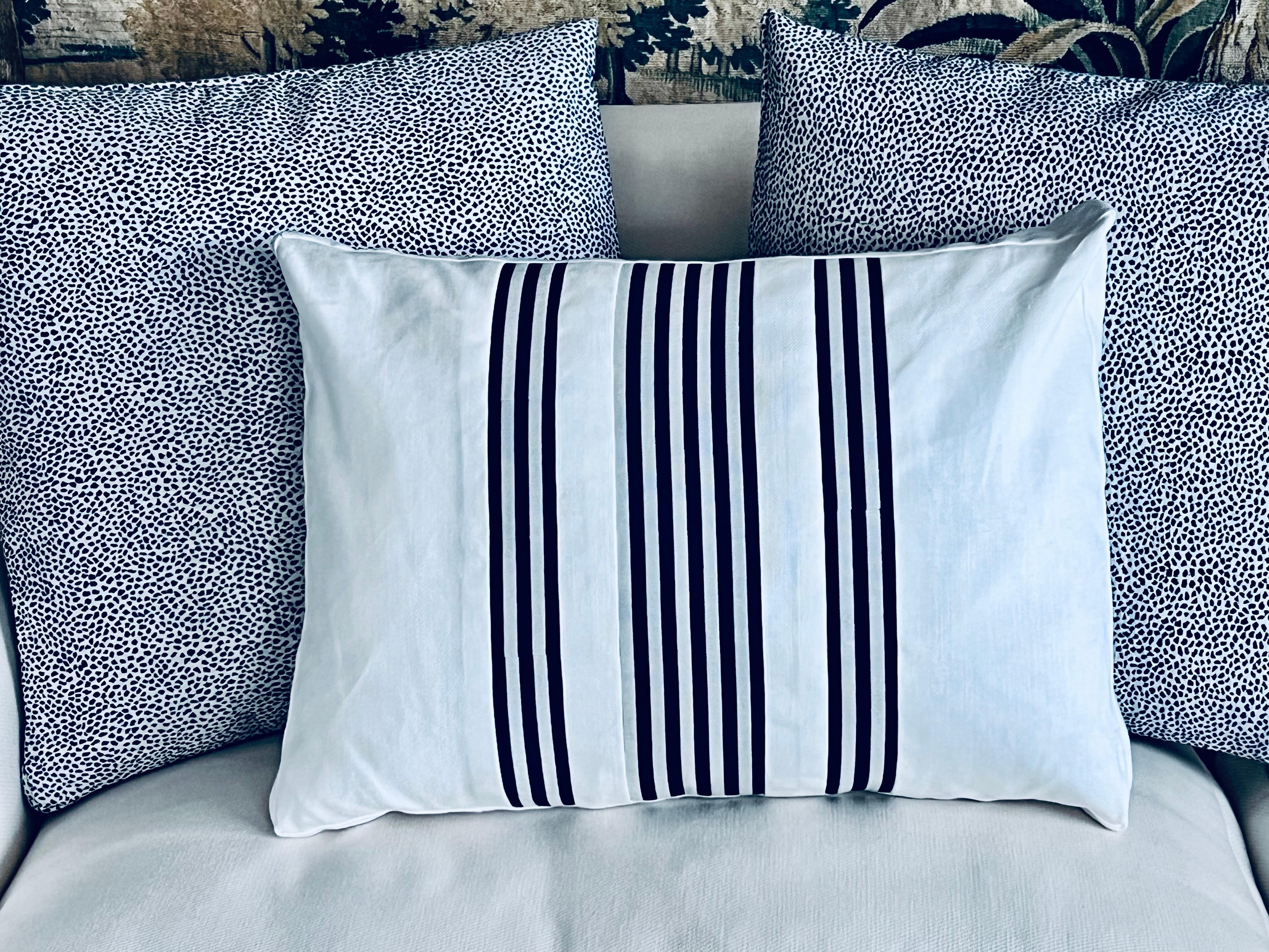 Textile Coussin unique réversible avec rayures bleu marine sur tissu blanc en vente