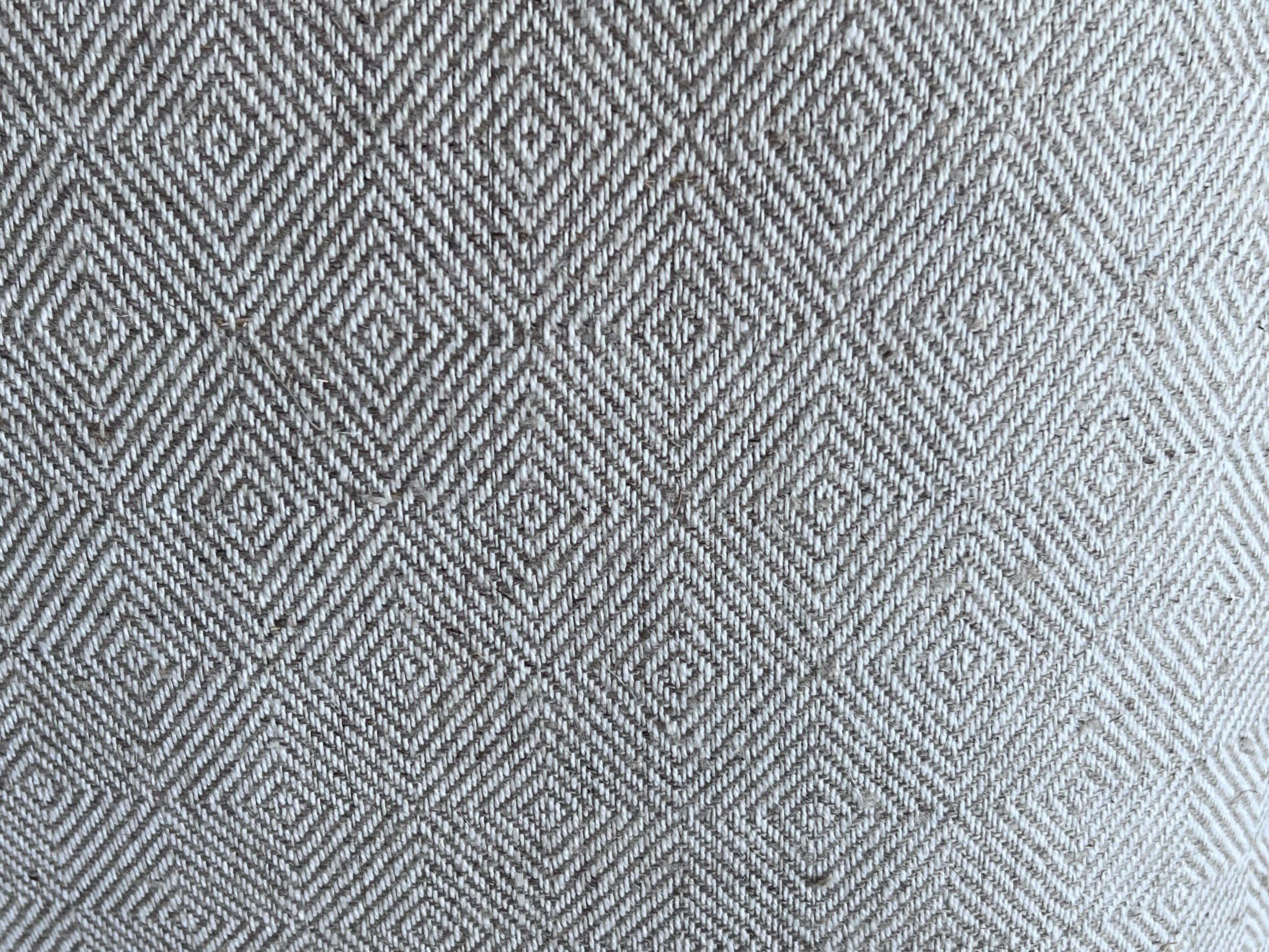 Coussin unique en lin/coton belge fabriqué d'une main délicate.
Une fermeture à glissière aveugle se trouve à la base.  L'insert est en plumes et en duvet.
W-22”
H-14