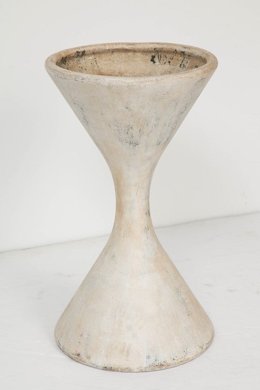 Hourglass Planter In Good Condition In New York, NY