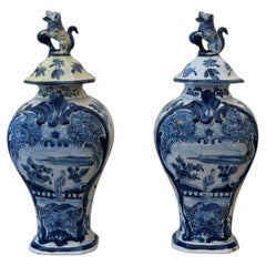 Par de urnas con tapa de Delft