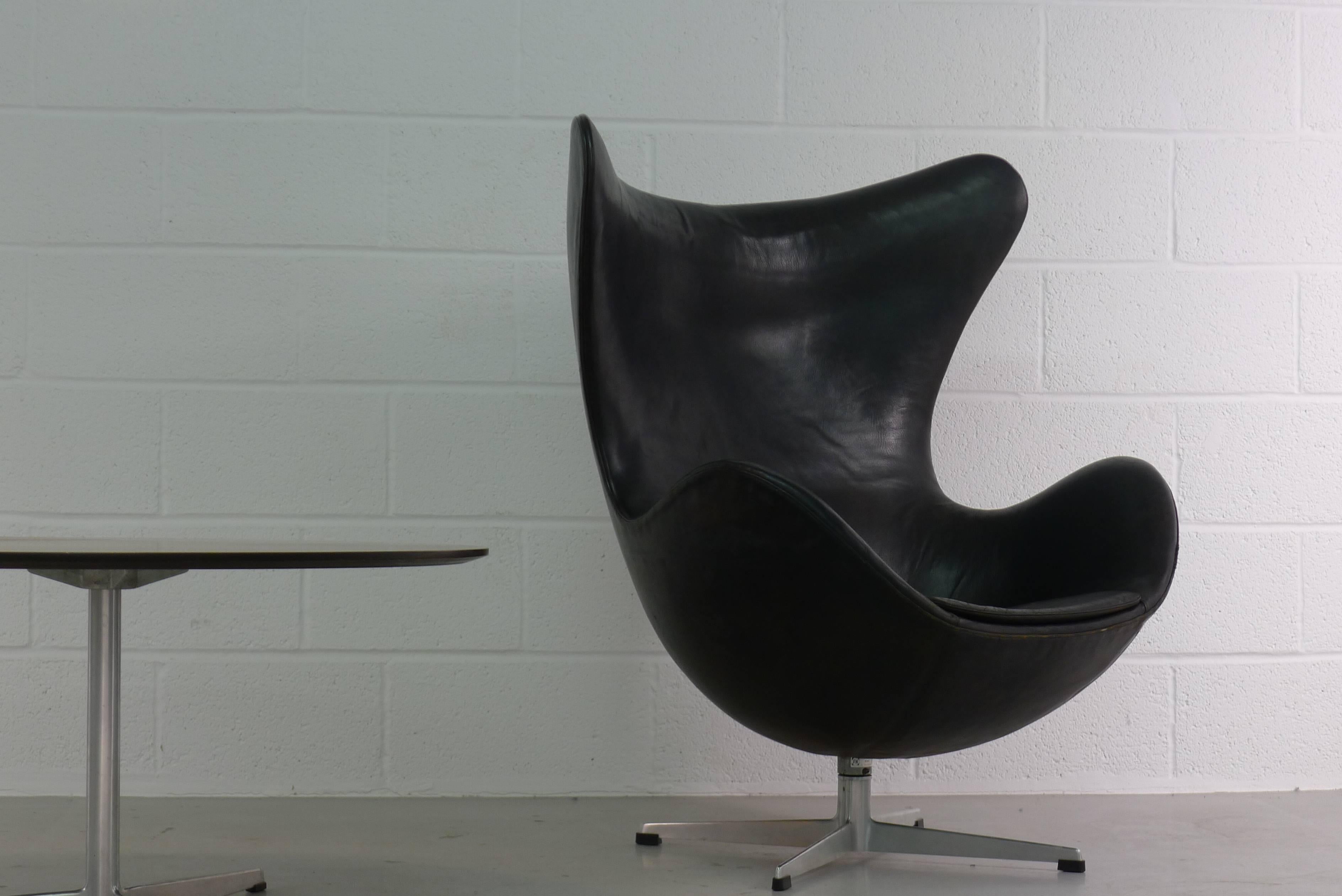 Arne Jacobsen Vintage Leather Egg Chair 1