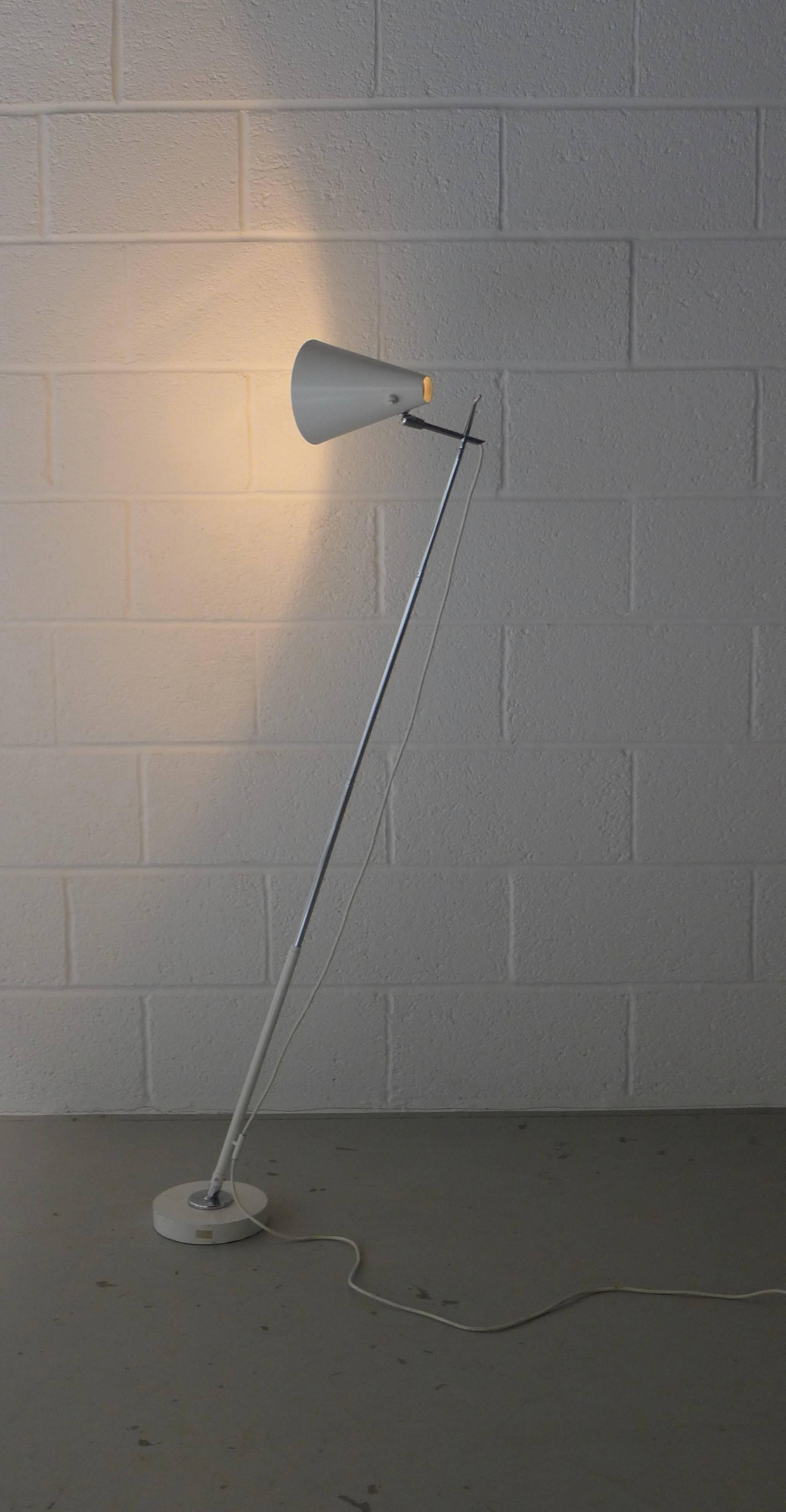Giuseppe Ostuni für Oluce, Teleskop-Stehlampe, Modell 201 im Zustand „Hervorragend“ im Angebot in Wargrave, Berkshire