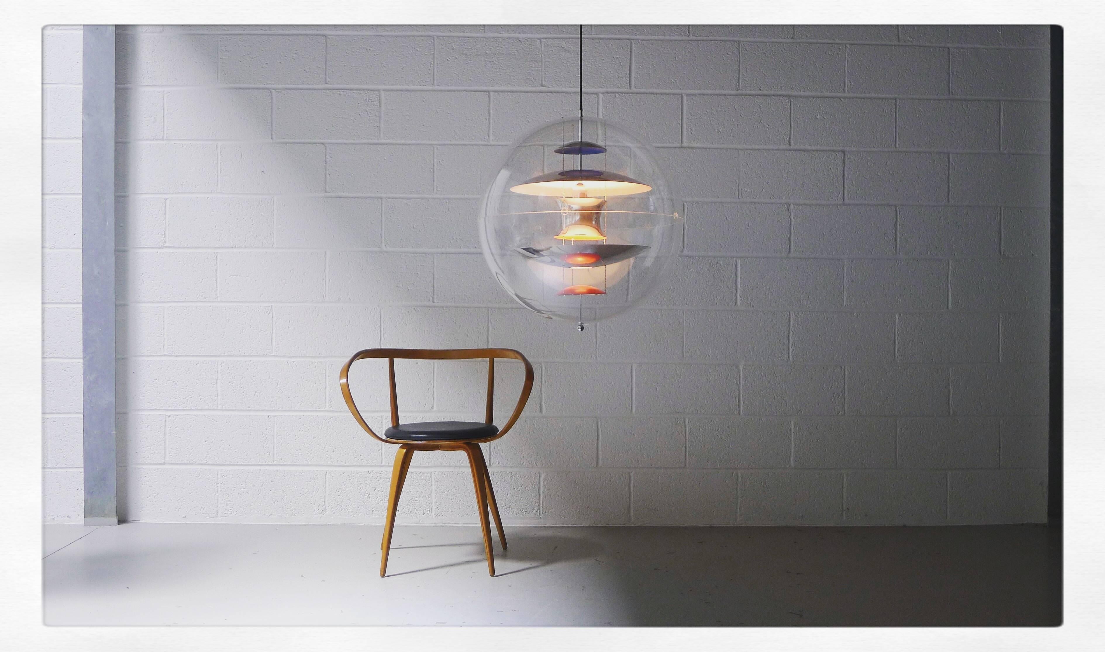 A rare version of the Verner Panton VP Globe lamp in the large 60cm diameter version , this size has never been reproduced . An all original item made by Louis Poulsen and designed in 1969.
Two acrylic domes encase five reflective elements, the