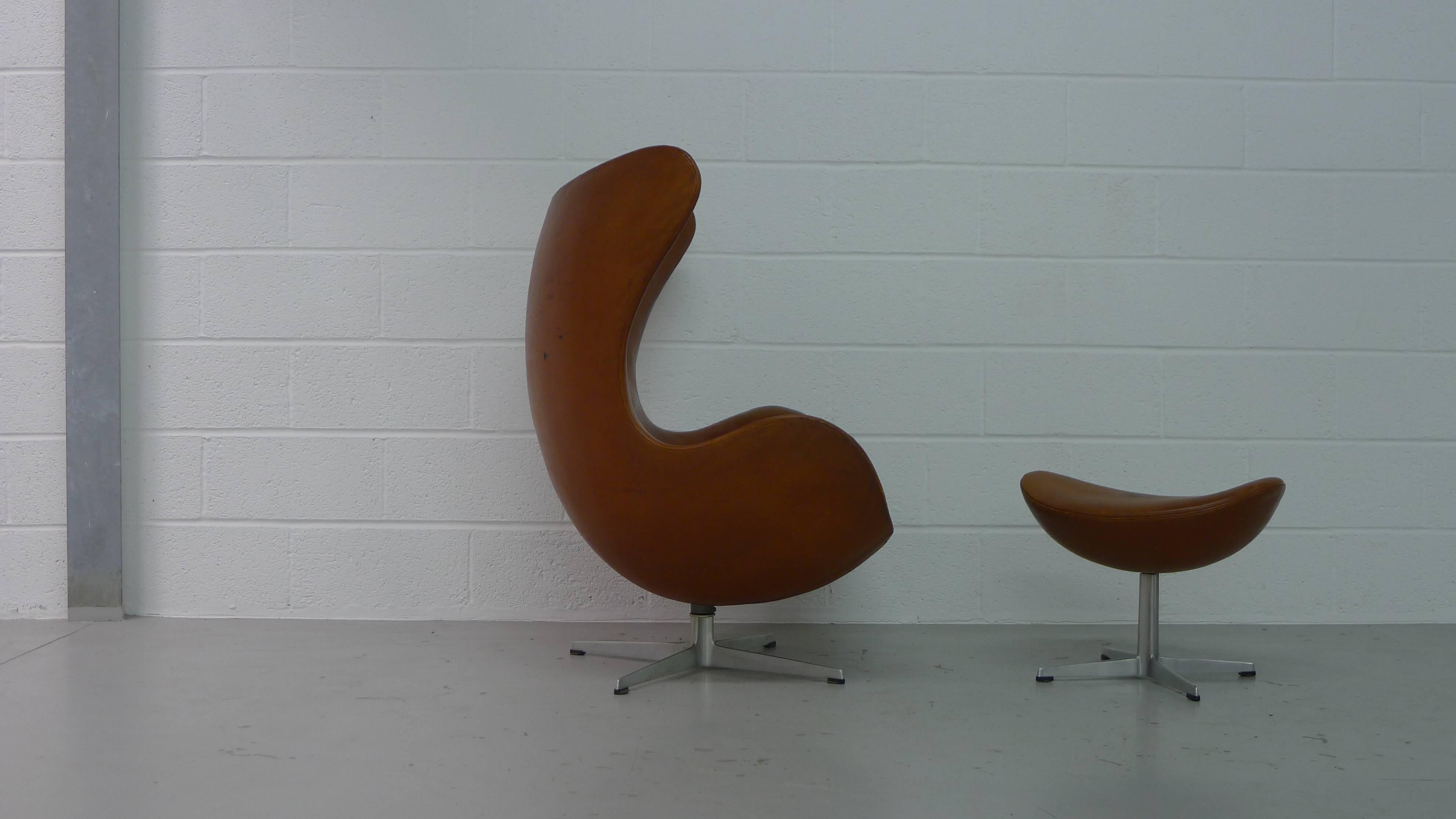 Arne Jacobsen Egg Chair and Ottoman in Original Brown Leather, Danish, 1960s In Good Condition In Wargrave, Berkshire