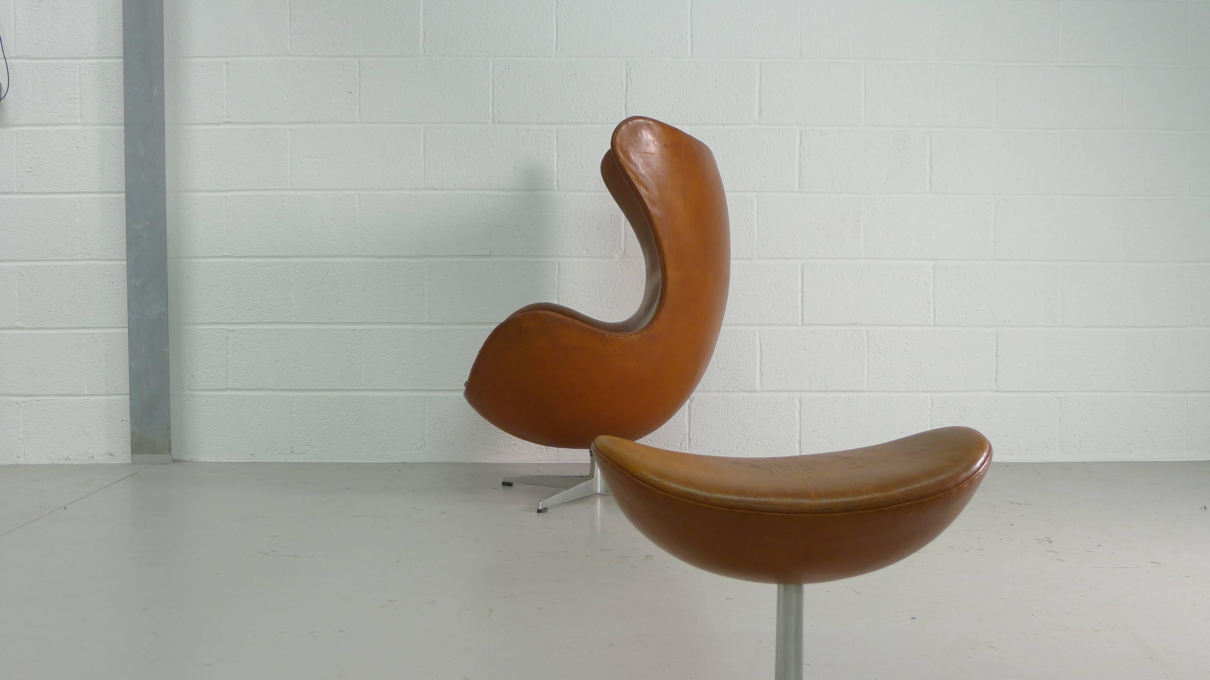 Mid-20th Century Arne Jacobsen Egg Chair and Ottoman in Original Brown Leather, Danish, 1960s