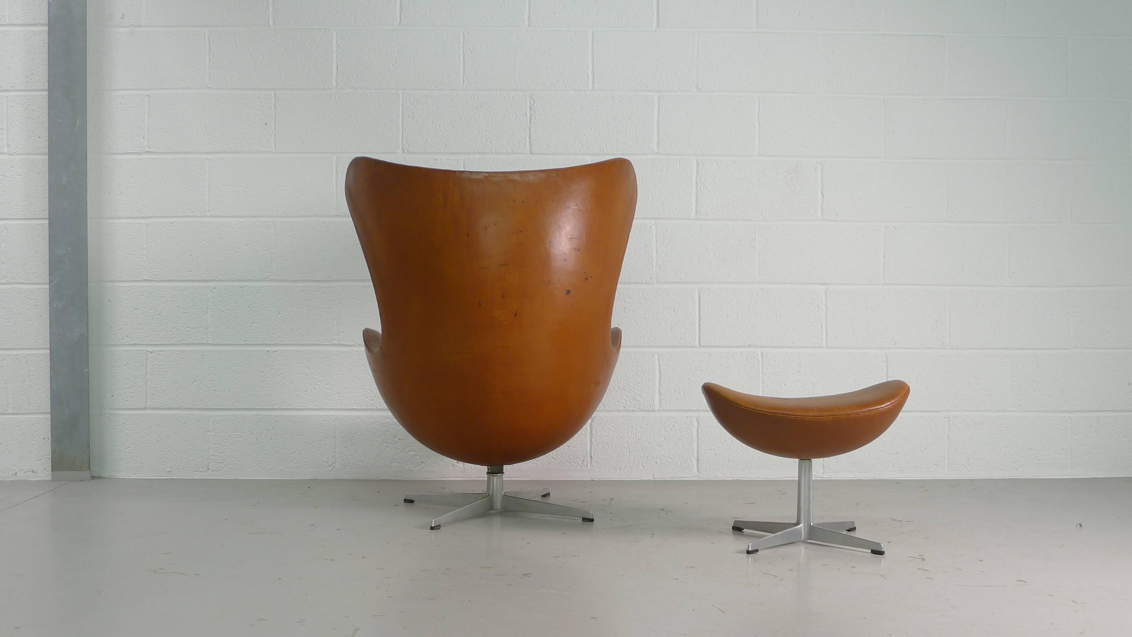 Arne Jacobsen Egg Chair and Ottoman in Original Brown Leather, Danish, 1960s 5