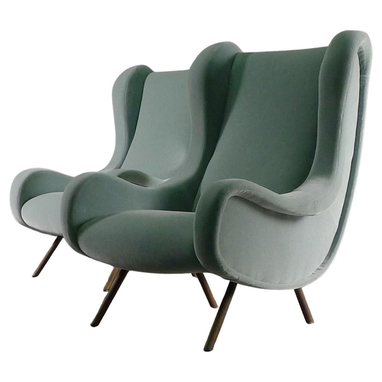 Marco Zanuso, paire de chaises pour seniors, conçues à l'origine en 1951, ces exemplaires datant probablement de la fin des années 1950/début des années 1960 et fabriqués par Arflex.  Accompagné d'une paire de poufs assortis.

Les chaises ont été