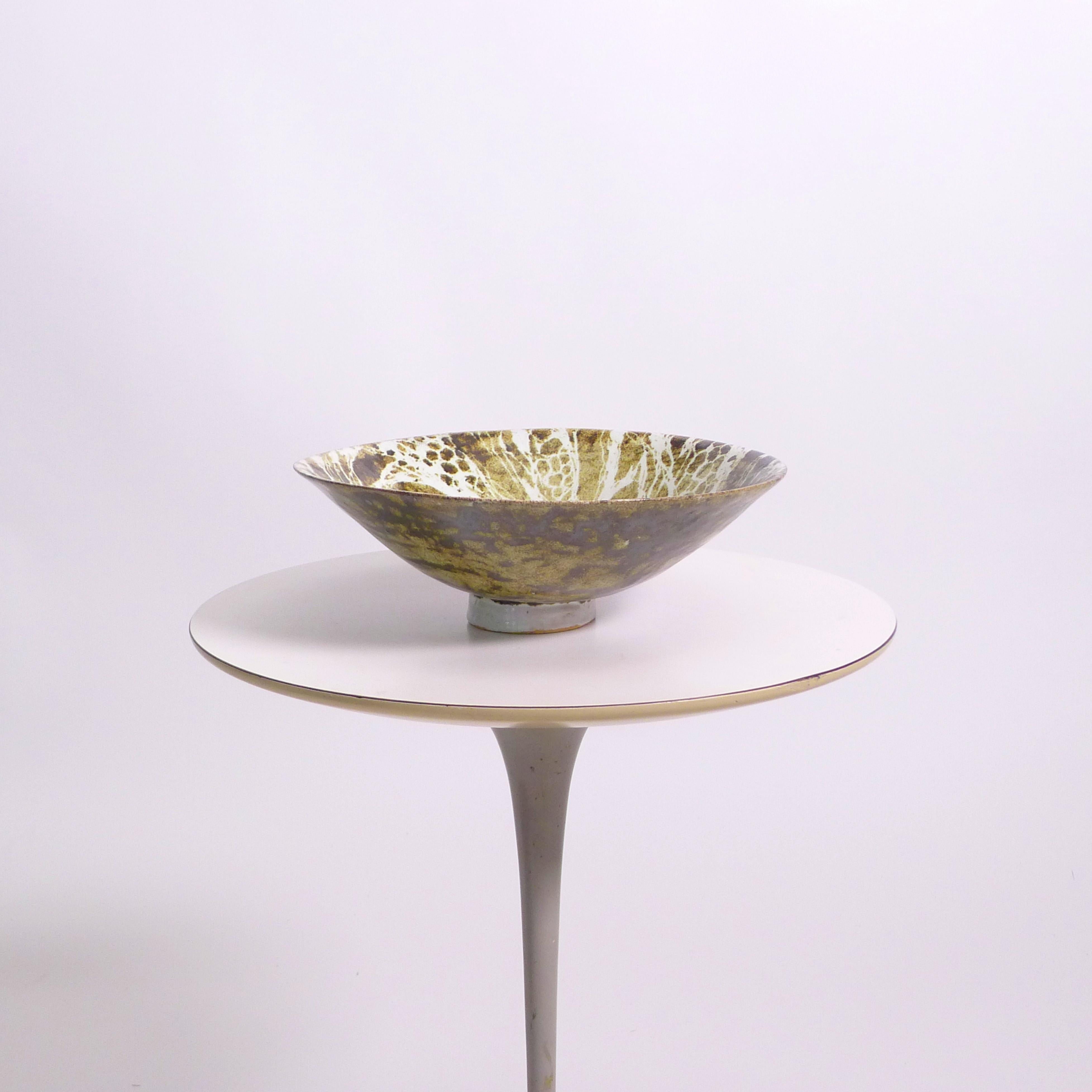 A. James Tower (Regno Unito, 1918-1988)
Ciotola con piede, 1980
terracotta con smalto di stagno verde e bianco
27,5 cm di diametro, 9 cm di altezza
firma e data incise sul lato inferiore

Condizioni eccellenti, nessun danno o restauro

James Tower,