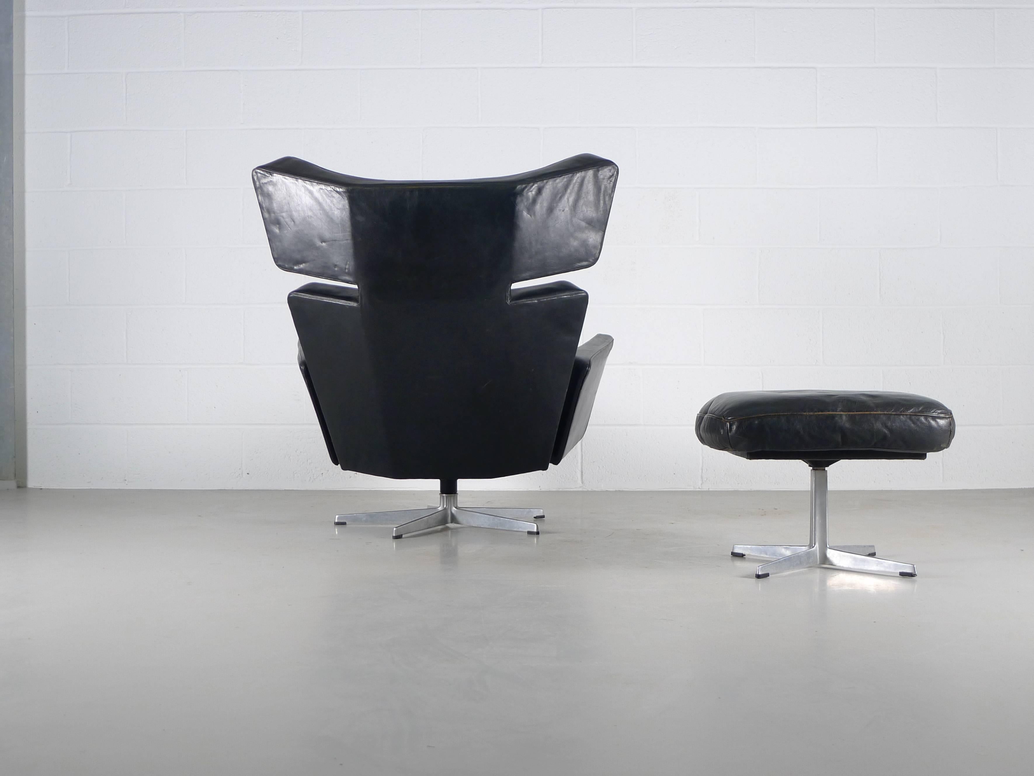 Arne Jacobsen, Denmark, Ox chair and ottoman in original black leather. Both pieces with corresponding labels, 1971.