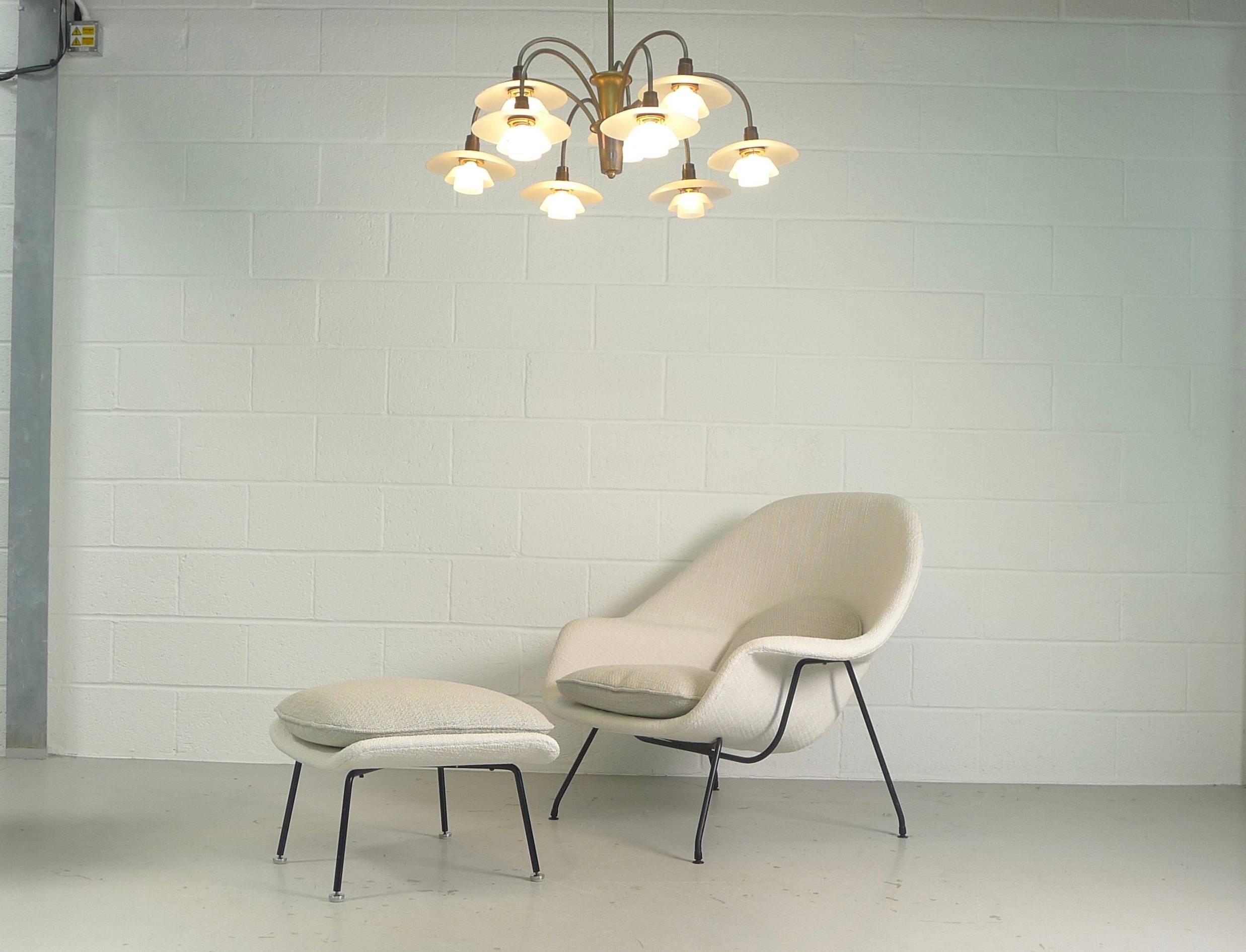 Eero Saarinen Womb Chair and Ottoman, Knoll Label In Excellent Condition In Wargrave, Berkshire
