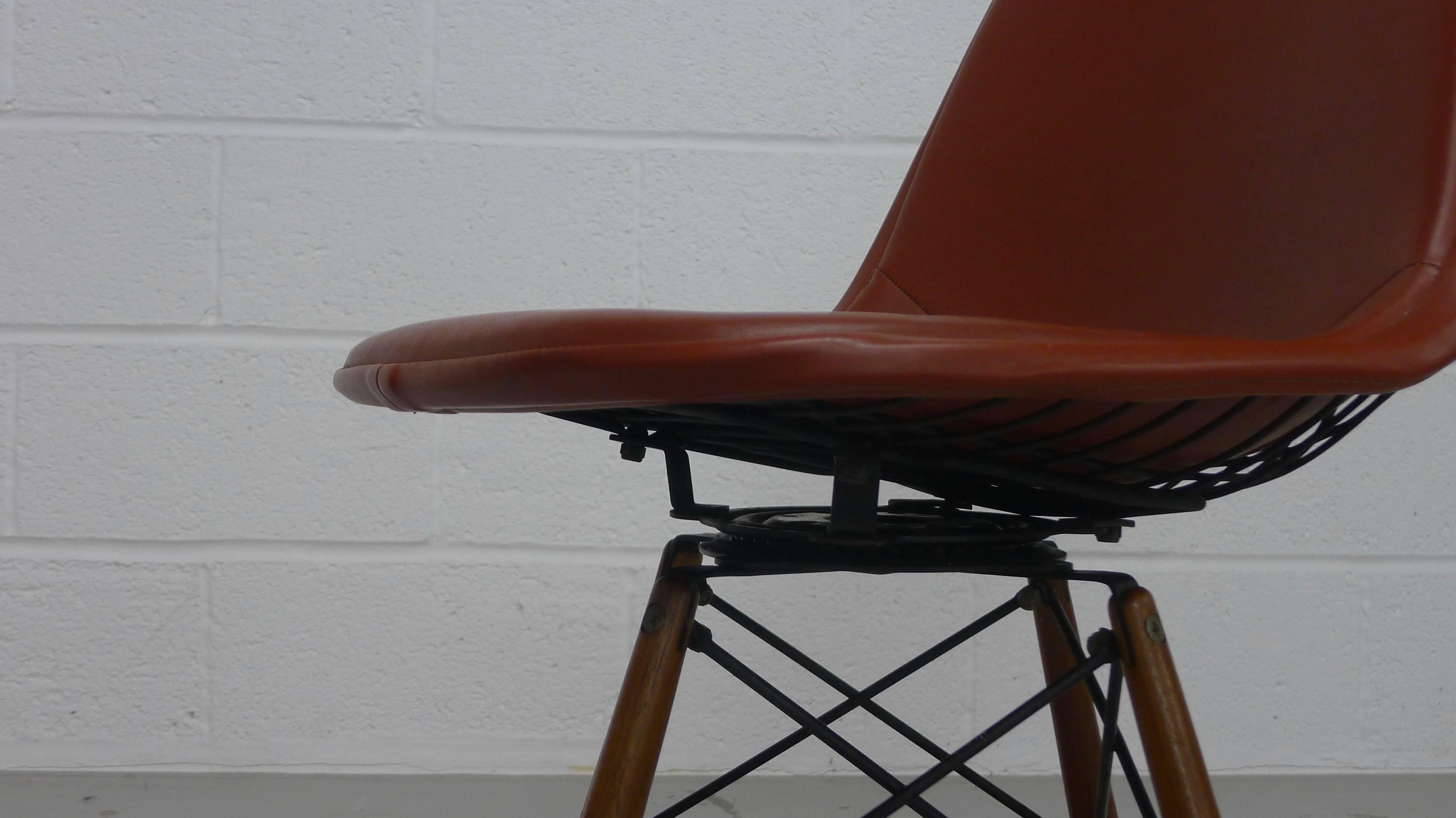 Charles & Ray Eames Swivel Dowel Legged Chair; Dkw-1 , Vintage Herman Miller In Good Condition In Wargrave, Berkshire