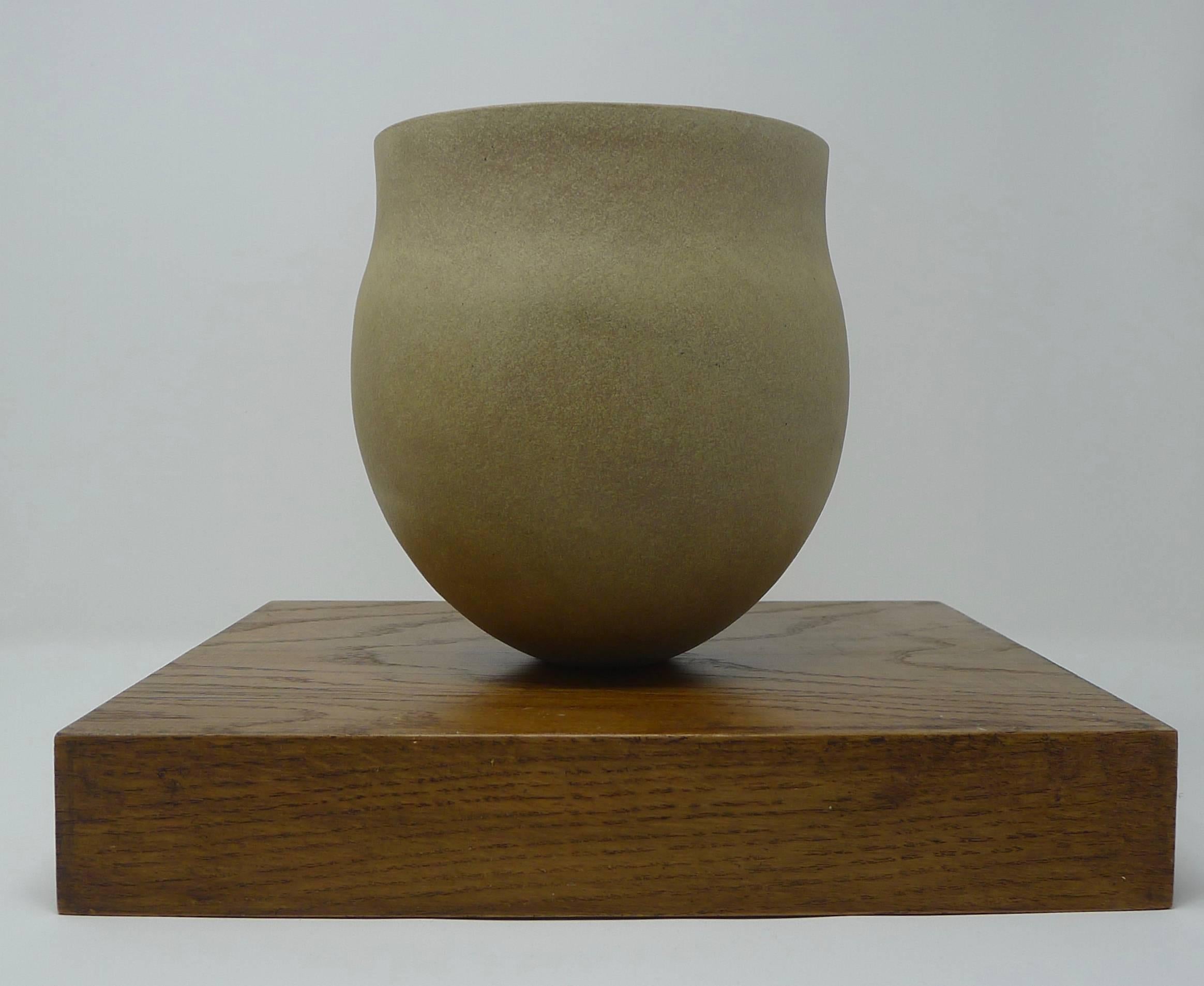 Minimalist Jennifer Lee Stoneware Pot, circa 1987, England