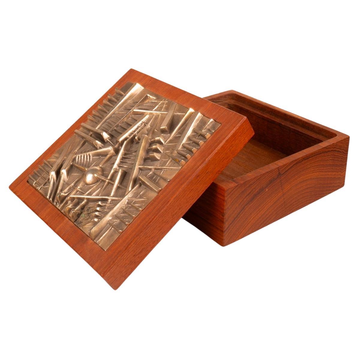 Stunning box made by Arnaldo Pomodoro for Edizioni Ars D Milano commissioned by Ciga Hotels in the early 1980s.
The print run is very limited to 520 pieces, made of solid wood with silver-plated bronze plate set in the lid, present is the signature
