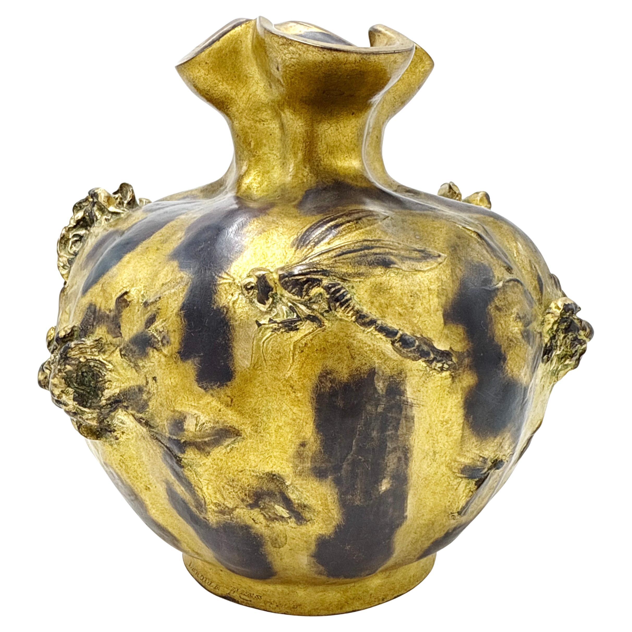 Lerolle Frères - Paris. Pichet en bronze Art Nouveau avec libellule et fleurs en vente
