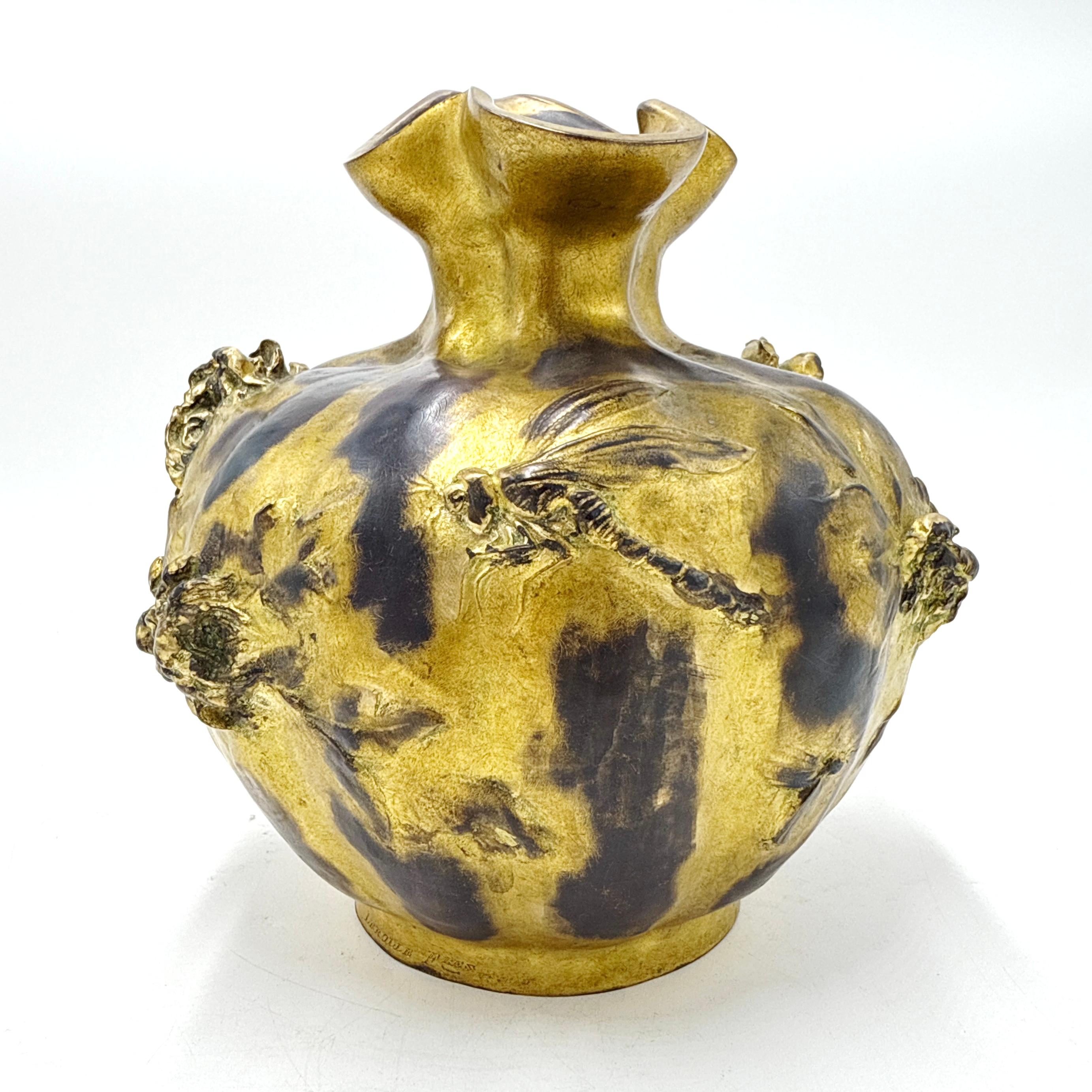 Lerolle Frères - Paris. Pichet en bronze Art Nouveau avec libellule et fleurs Bon état - En vente à Victoria, BC