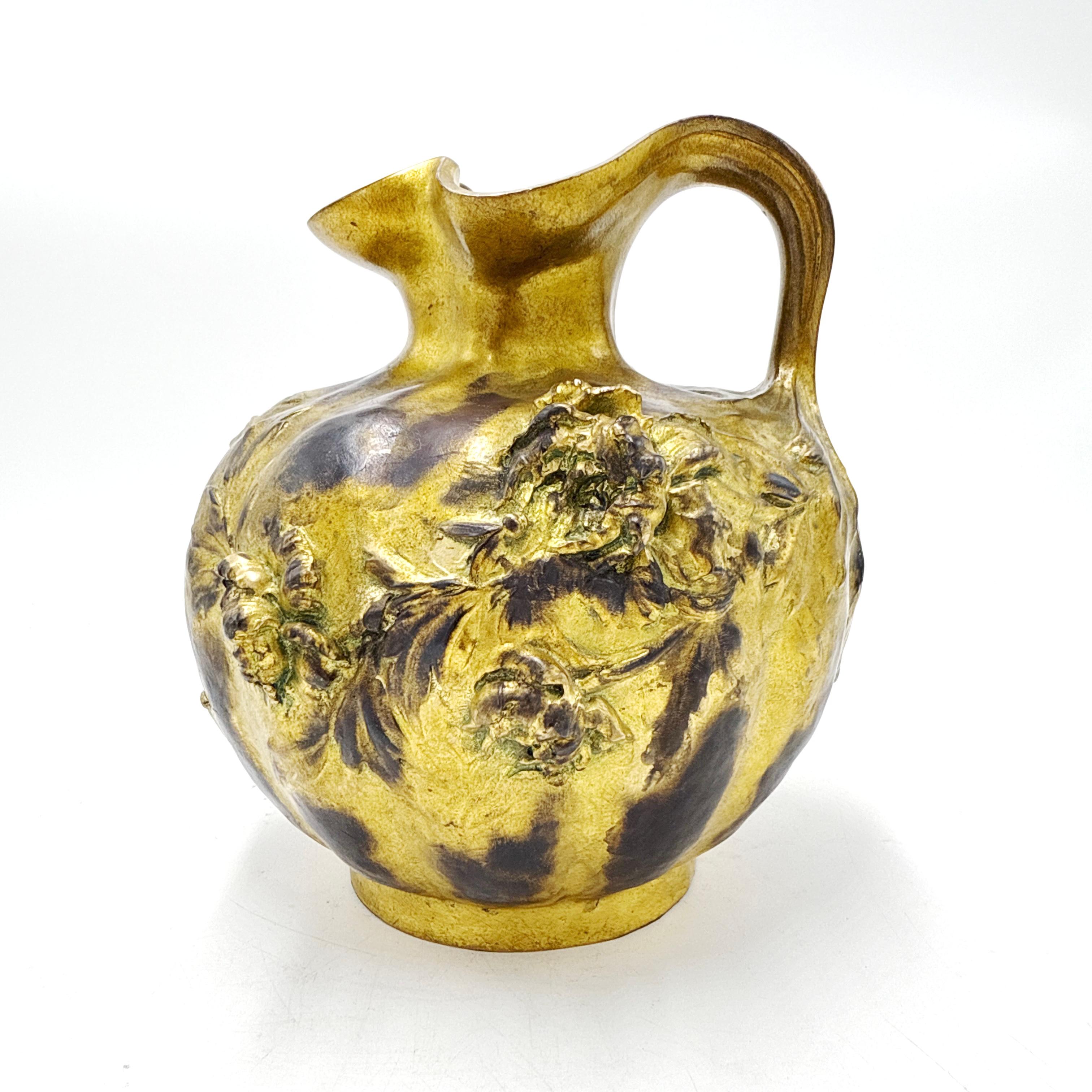 Bronze Lerolle Frères - Paris. Pichet en bronze Art Nouveau avec libellule et fleurs en vente