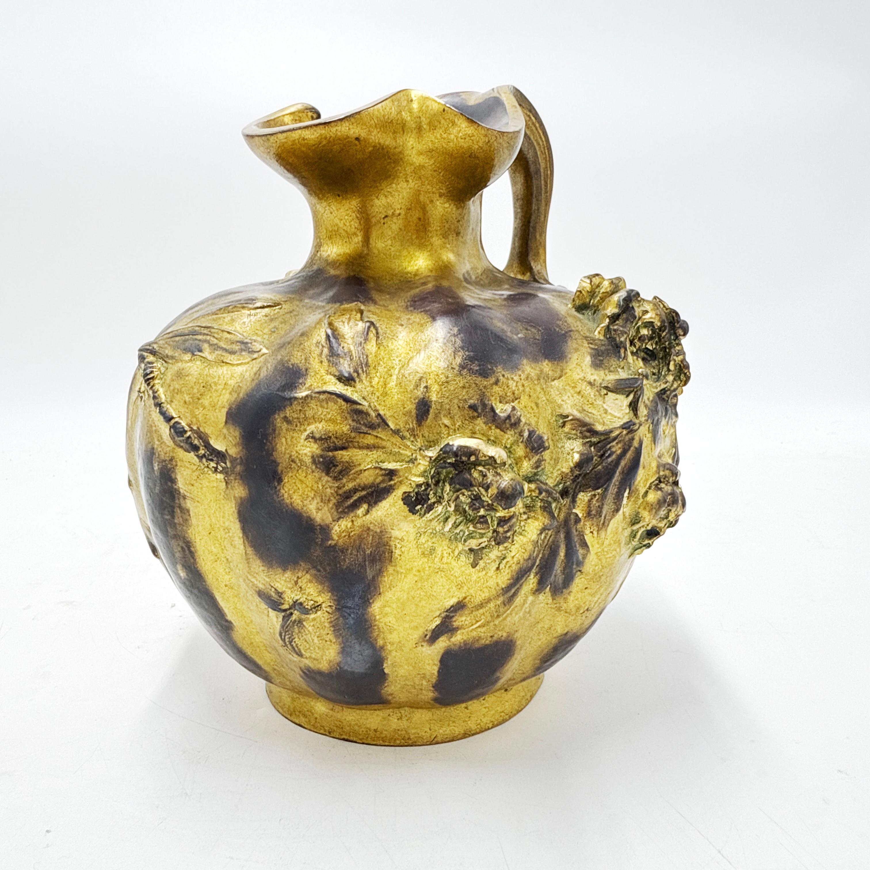20ième siècle Lerolle Frères - Paris. Pichet en bronze Art Nouveau avec libellule et fleurs en vente