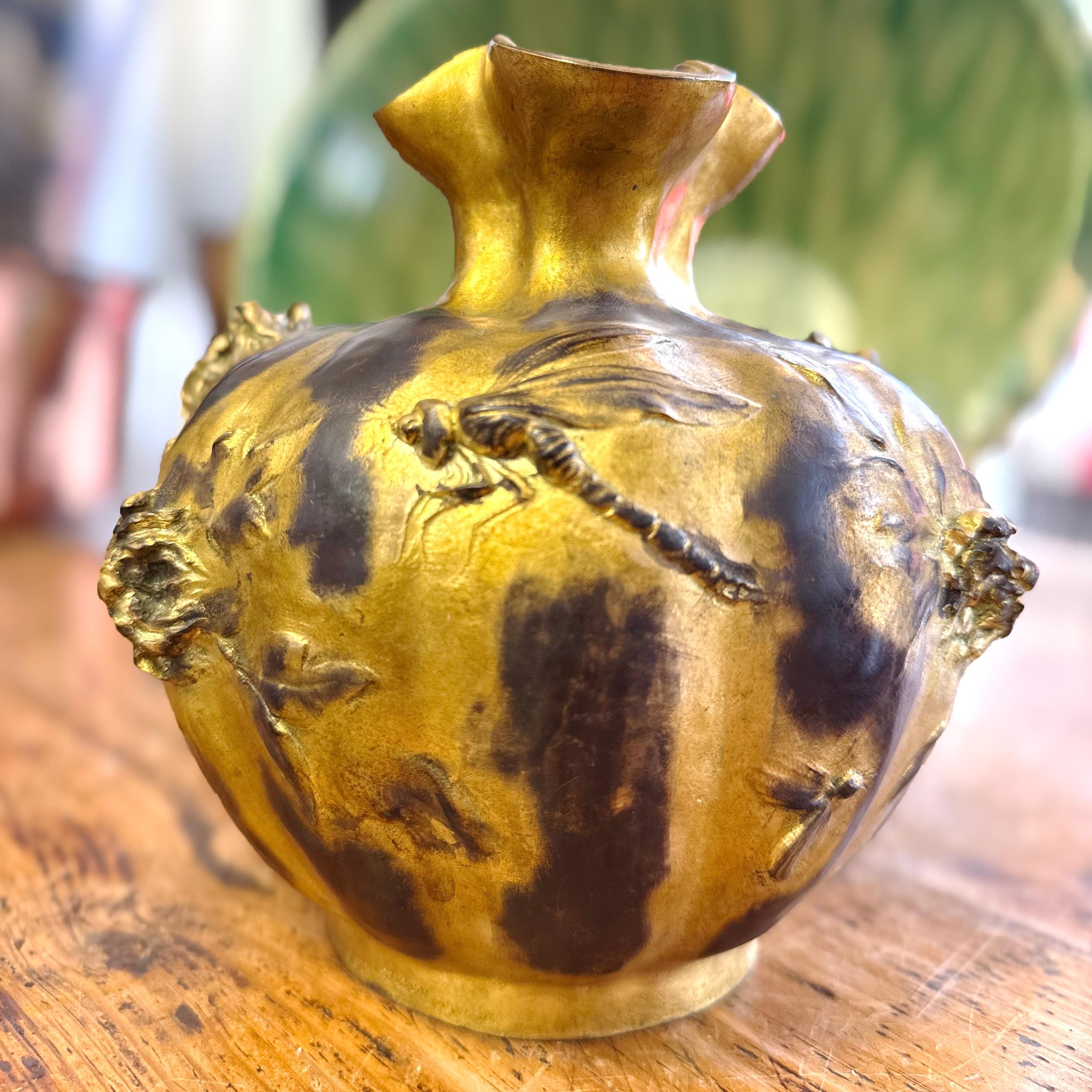 Français Lerolle Frères - Paris. Pichet en bronze Art Nouveau avec libellule et fleurs en vente