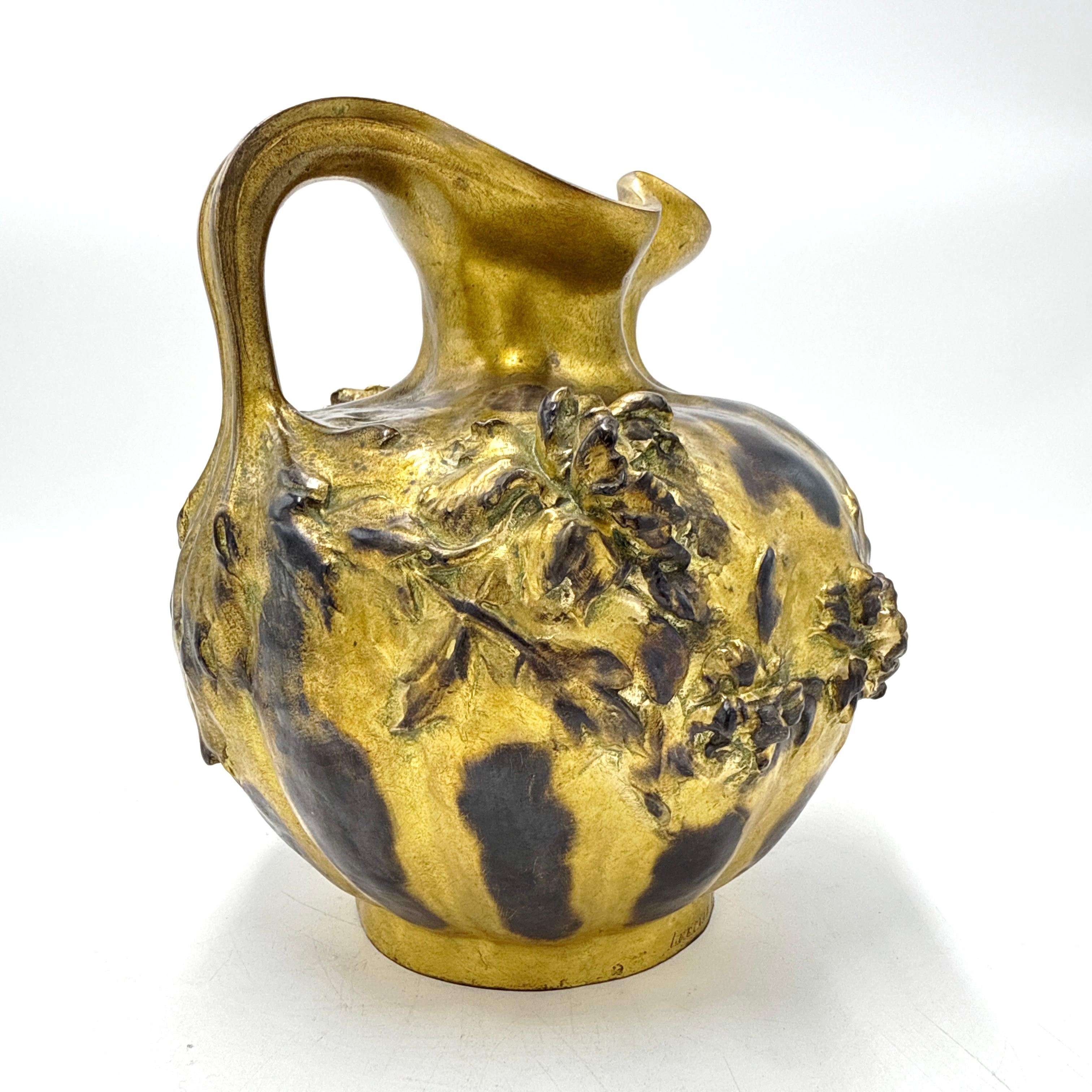 Lerolle Frères - Paris. Pichet en bronze Art Nouveau avec libellule et fleurs en vente 2
