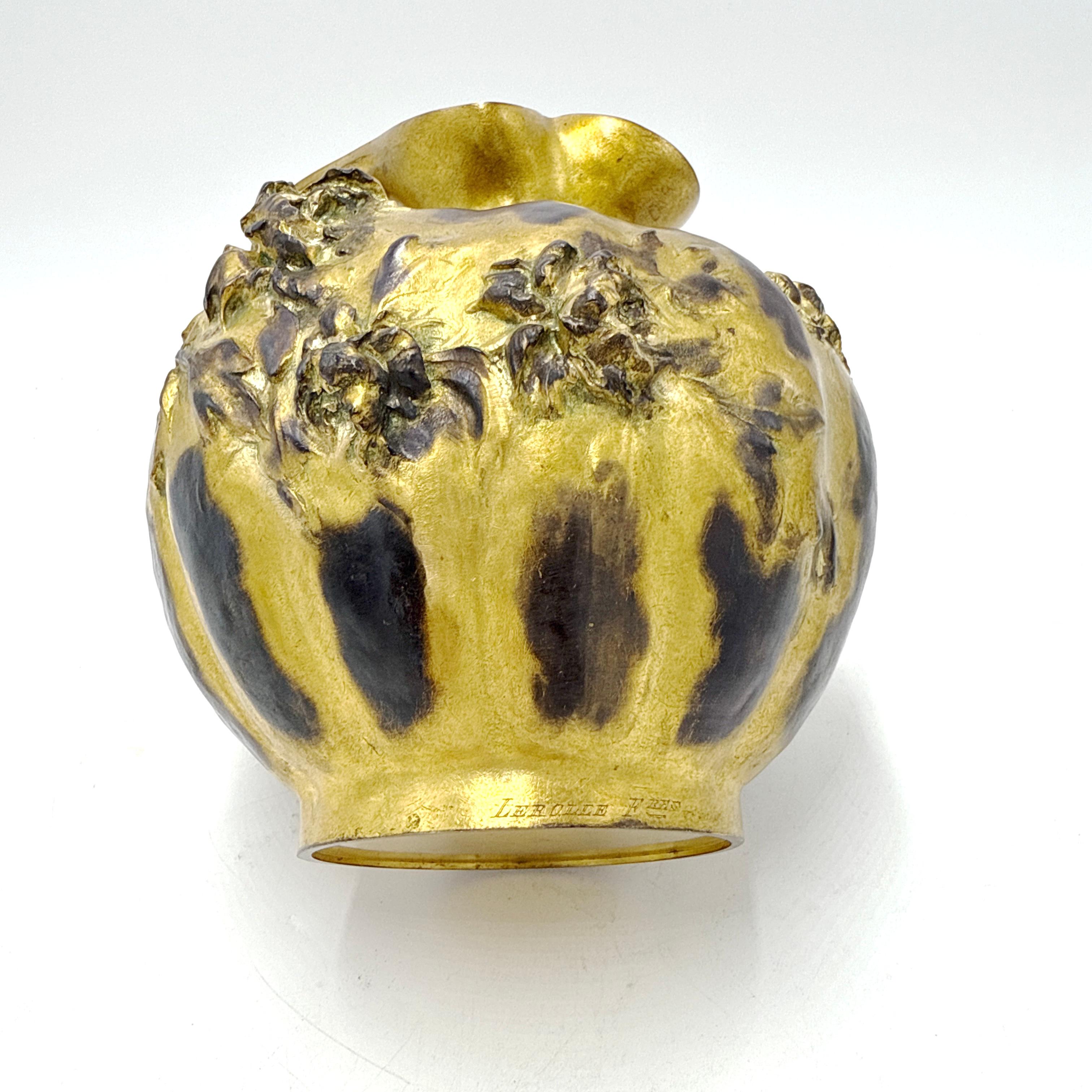 Lerolle Frères - Paris. Pichet en bronze Art Nouveau avec libellule et fleurs en vente 4