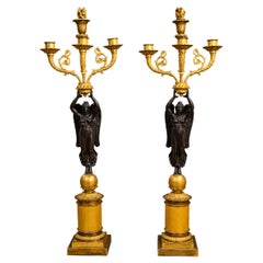 Paire de candélabres anciens de style Empire français en bronze « À la Victoire » à quatre lumières