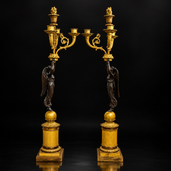 Paire de candélabres anciens de style Empire français en bronze « À la Victoire » à quatre lumières