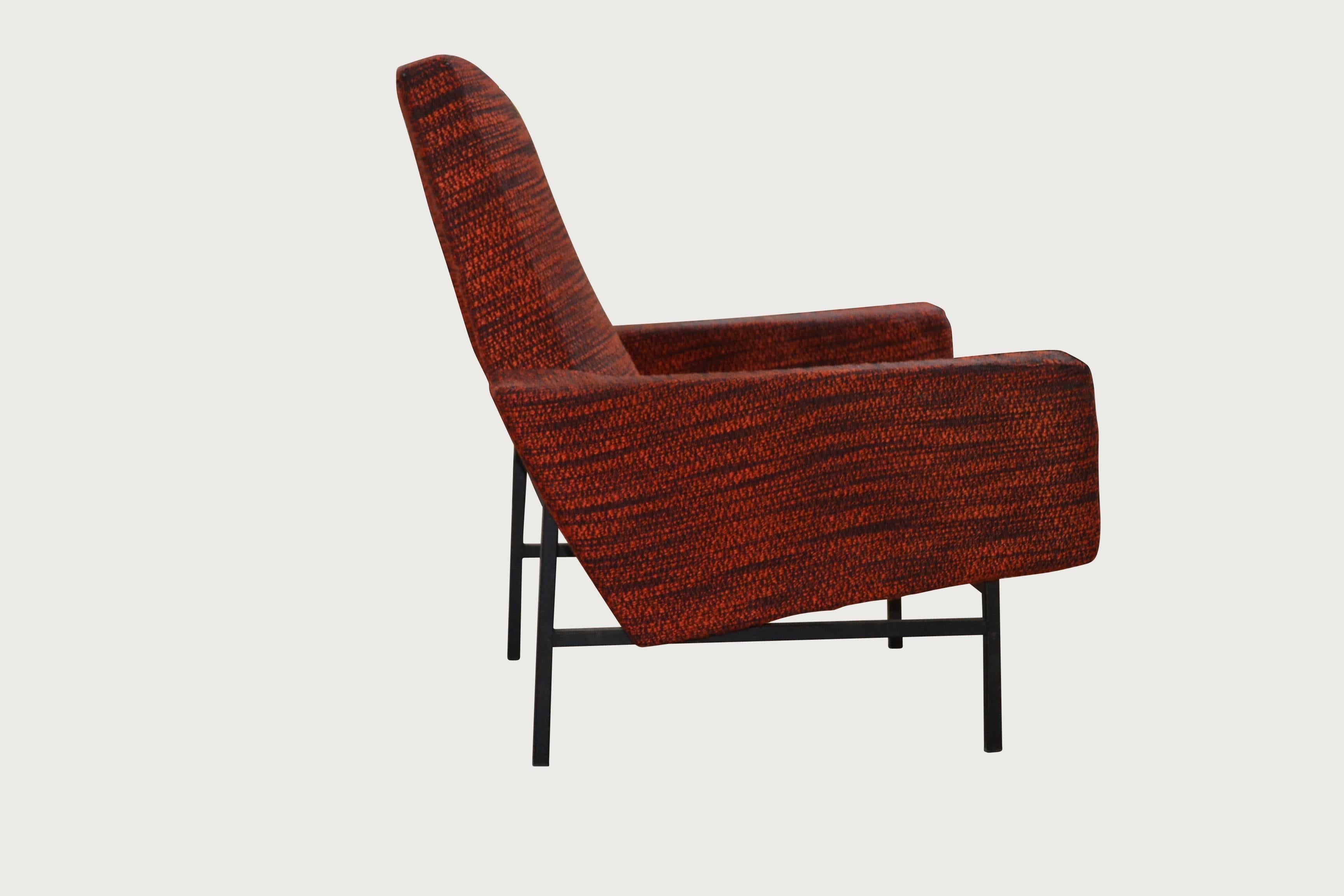 Single armchair model 645 designed by Pierre Guariche and
manufactured by Steiner.