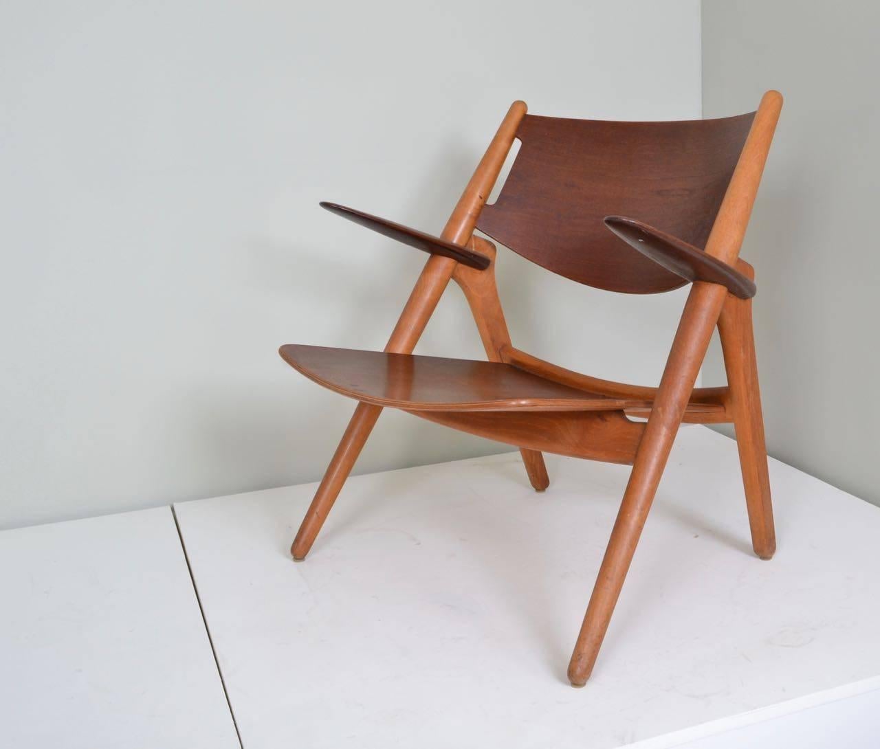 This is the early version of the CH-28 Sawbuck chair.
Designed by Hans J Wegner and manufactured by
Carl Hansen.