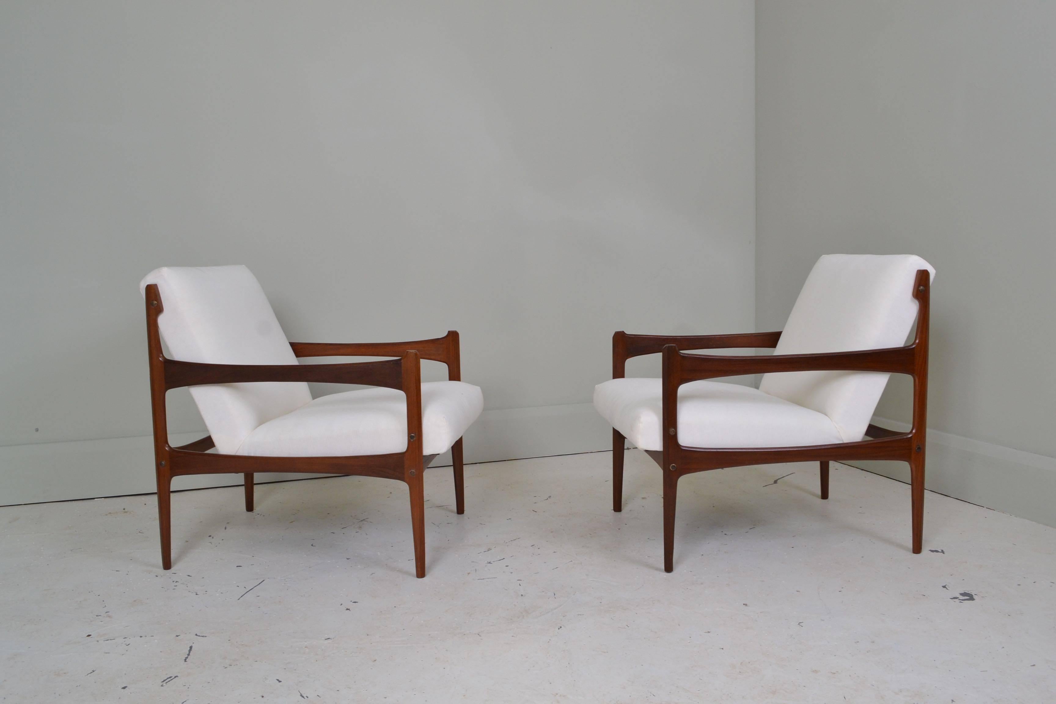 Pair of elegant architecturally designed teak armchairs with new 
white cotton upholstery. Italy, circa 1950.