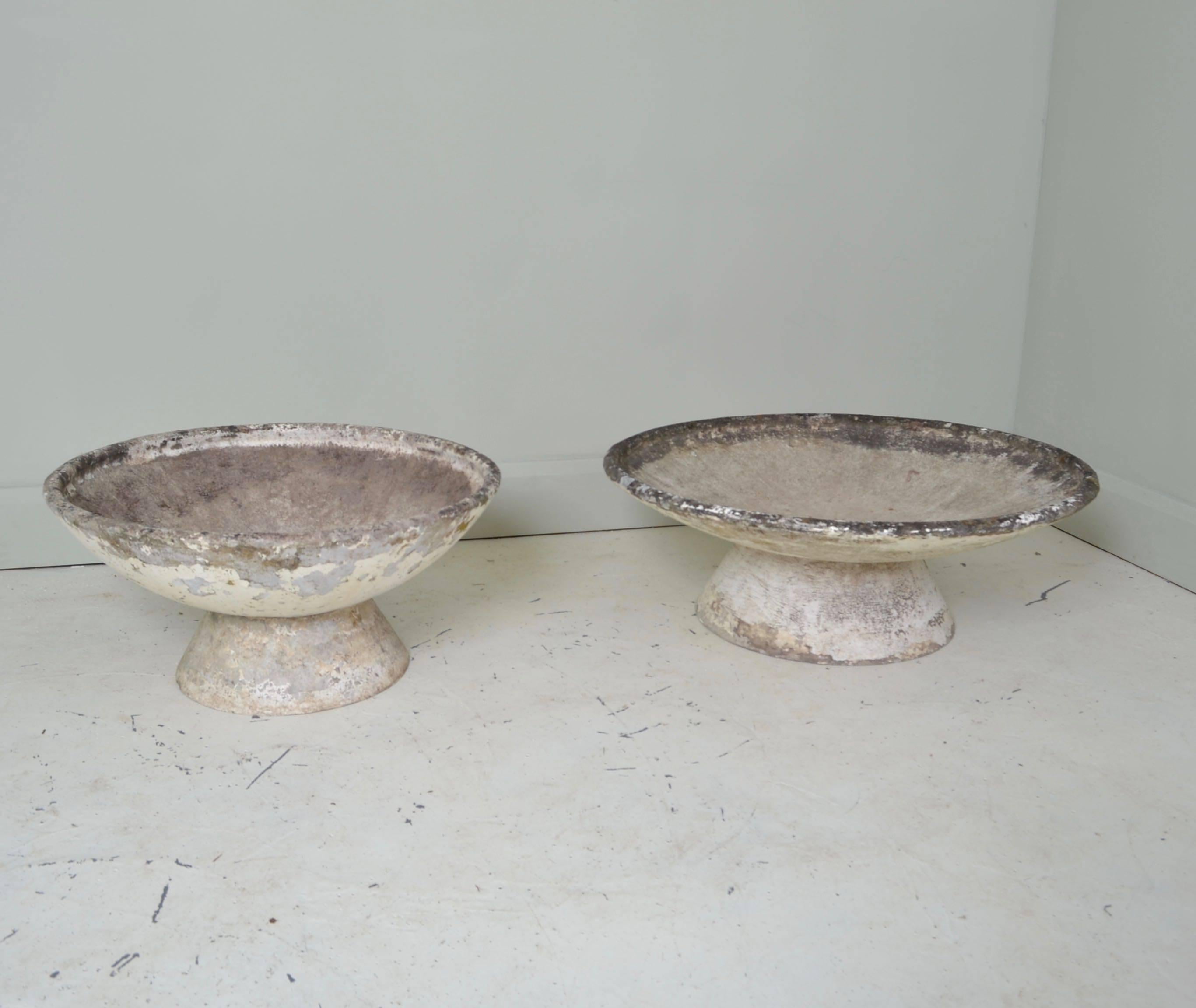Two fiber concrete jardinières of slightly different sizes designed
by Willy Guhl. Good patination and paint decay.
They sit on plinth bases that allow the jardinières to be tilted into
different positions.
Sizes 100cm diameter x 37cm high
79cm