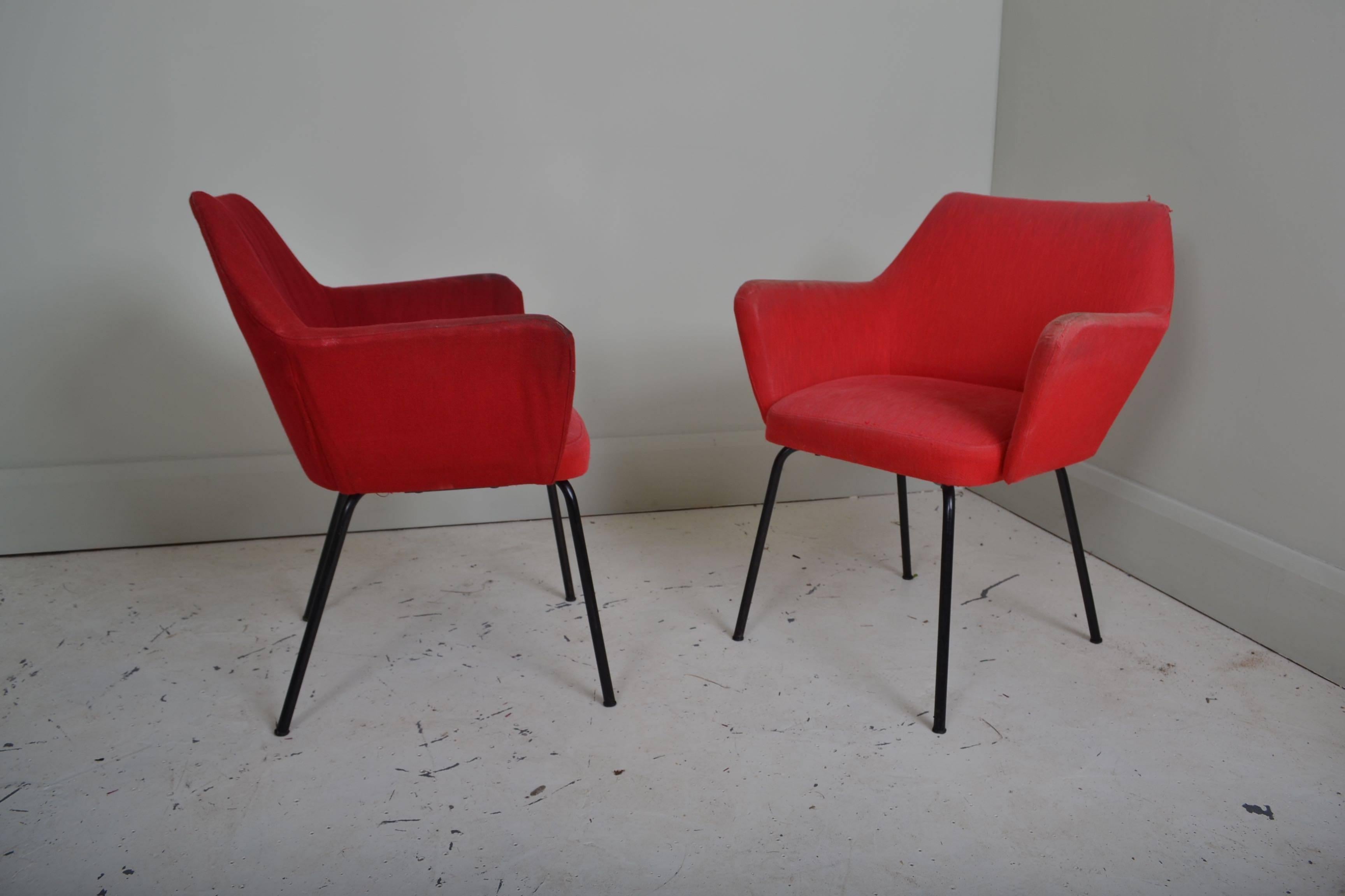 Pair of comfortable and generously proportioned upholstered chairs with a
nice architectural line. Original fabric will need to be replaced, tubular steel
legs finished in black.
Italy, circa 1950.
 