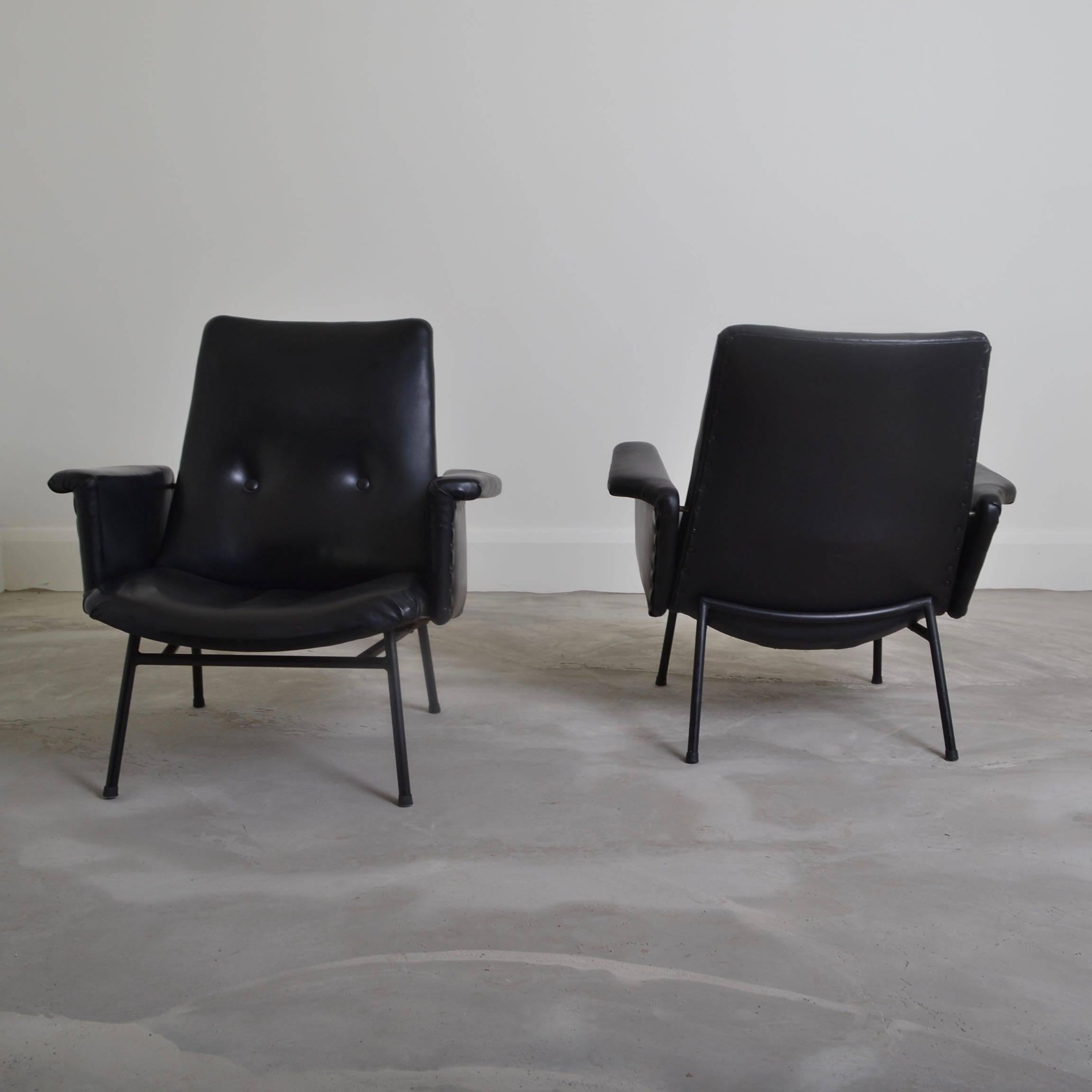 Pair of SK660 armchairs designed by Pierre Guariche and manufactured by Steiner,
France, circa 1950
Finished in original black vinyl would look very good re-upholstered.