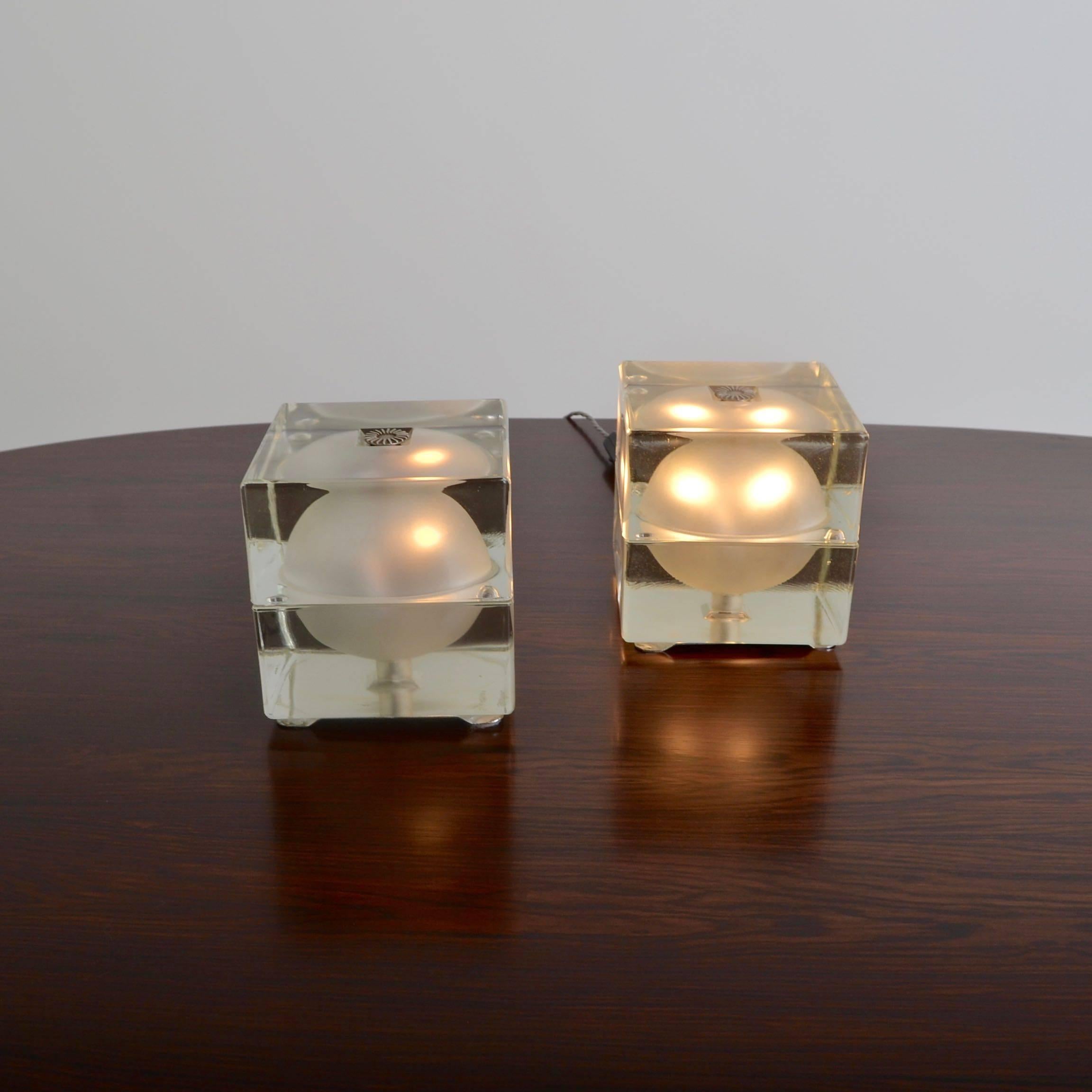 Pair of polished glass 'Cubosfera' table lights with a frosted glass central section to diffuse the light . Designed by Alessandro Mendini and produced by Fidenza Vitraria, Italy, 1968.