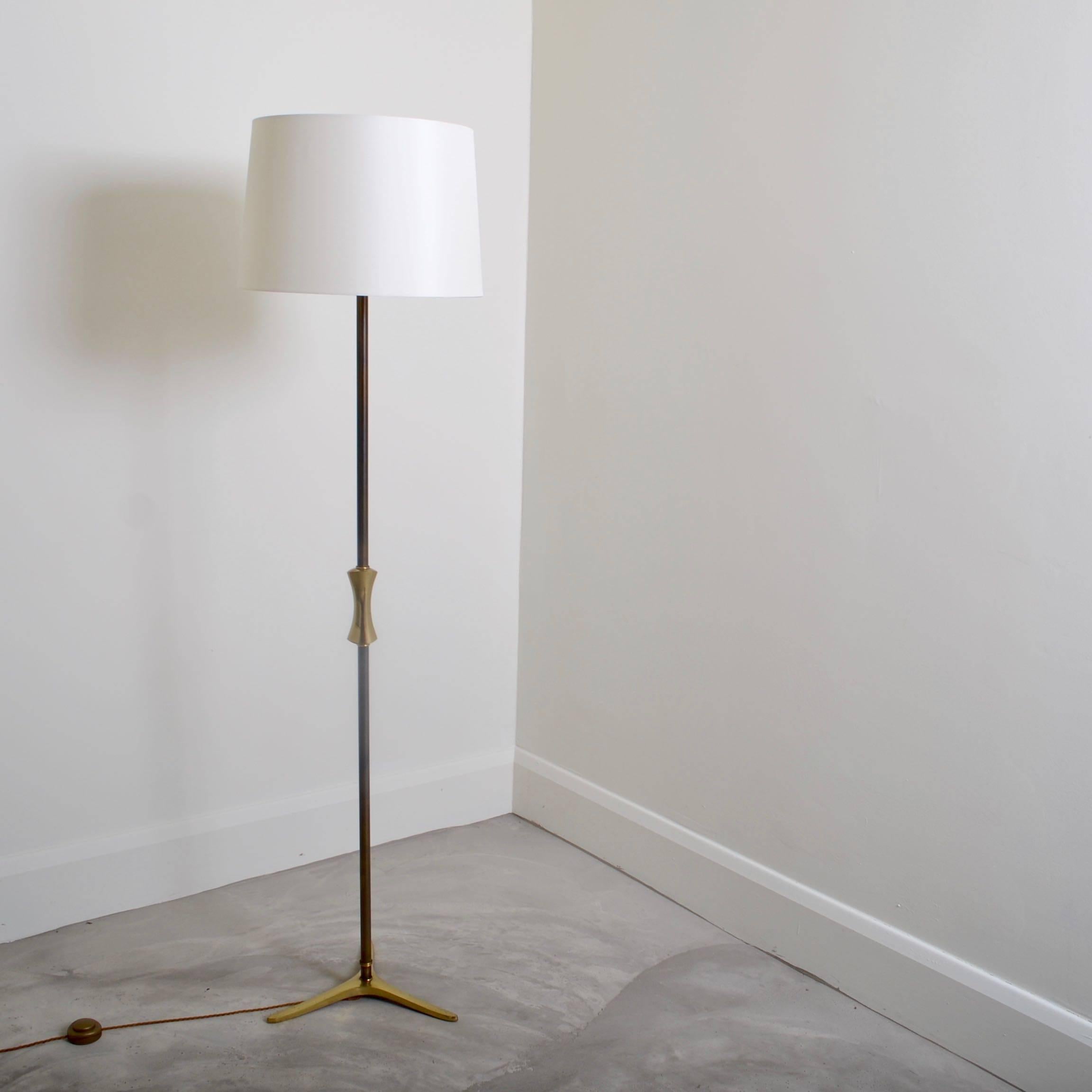 Lacquered brass floor lamp with tripod base and
new Oyster silk shade, re-wired to UK PAT safety standard.
Designed and manufactured by Maison Charles,
Paris, 1970





.