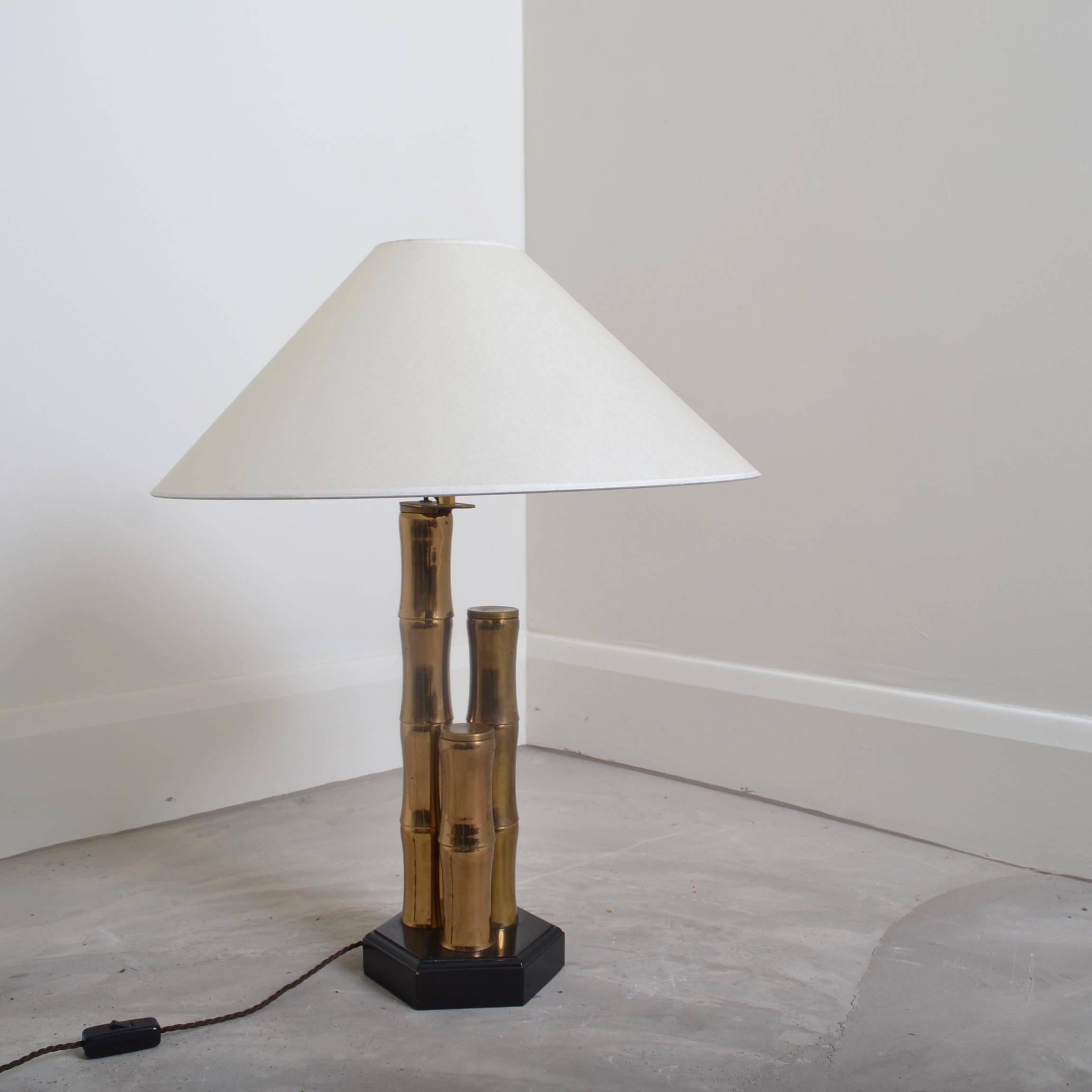 Unusual sectional bamboo table lamp finished in lacquered brass on
an ebonised wooden base . The paper shade is newly recovered from the
original lampshade wire frame and the lamp is re-wired to UK PAT safety standard.