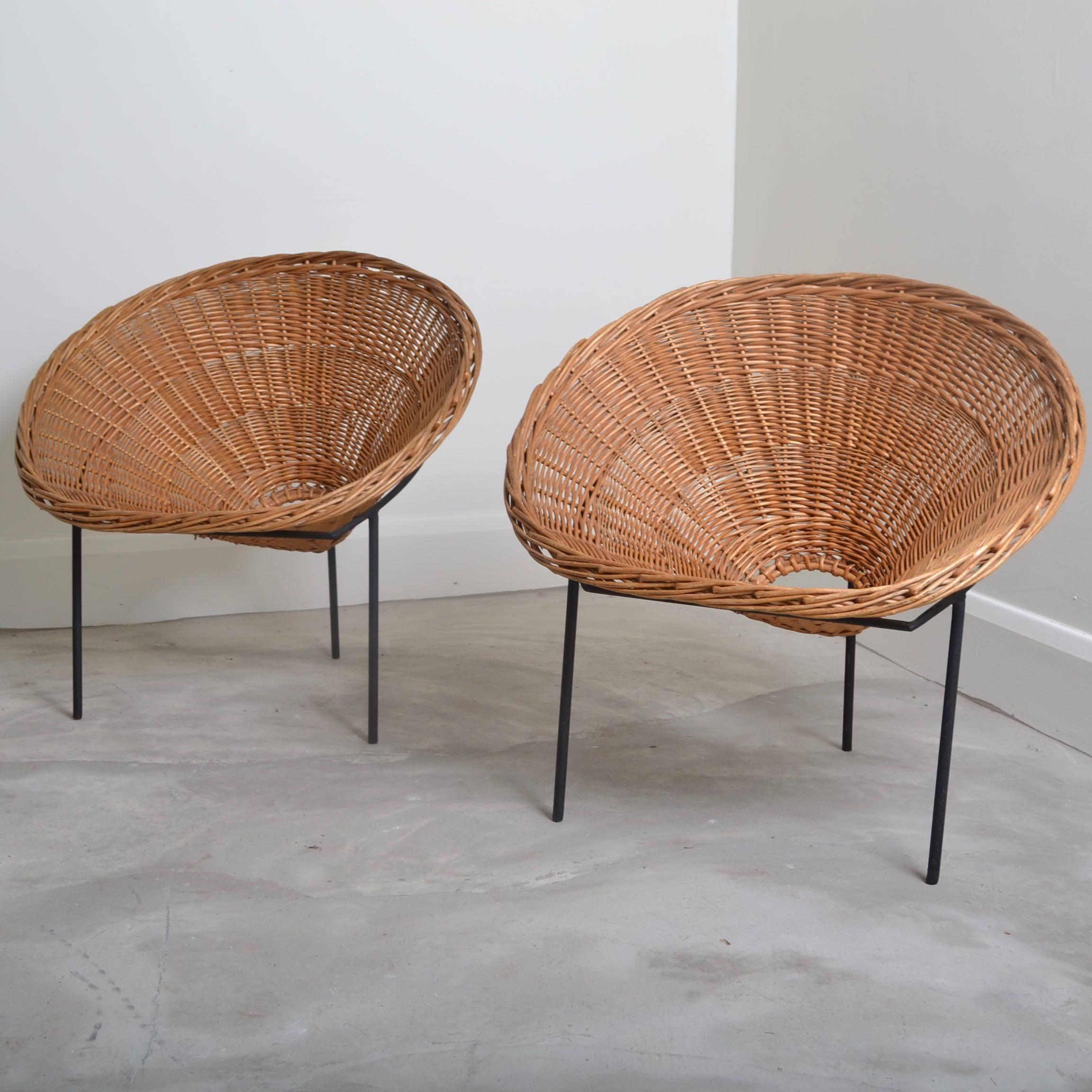 Decorative and stylish wicker chairs in a radial design sitting on a 
black painted iron base .
The wicker is in great condition and fully intact.
Manufactured in France 1950