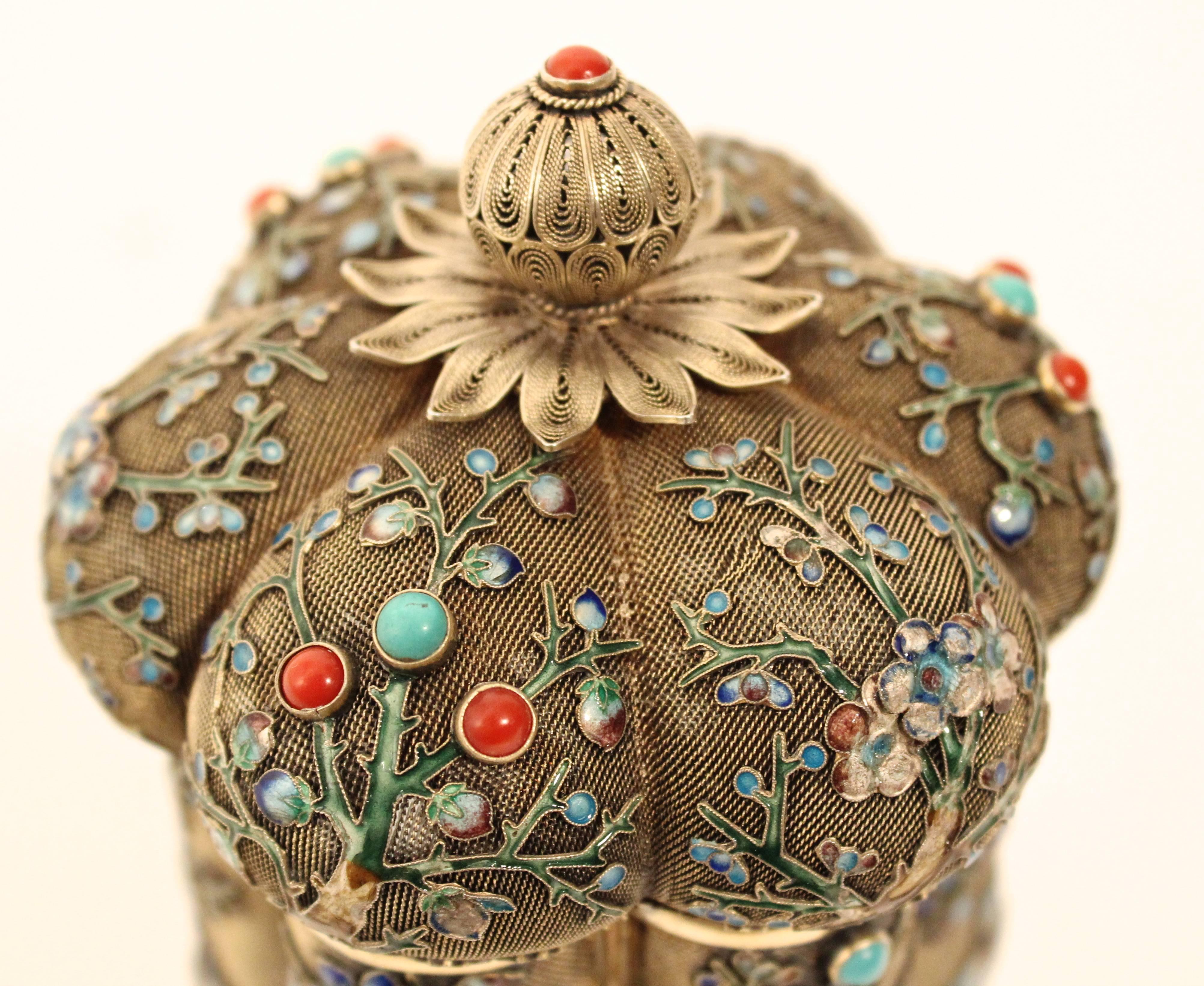 Highly decorated Chinese circular box in fine filigree work, with six lobes, circa 1910. In silver gilt, overlaid with brightly coloured enamel birds perched on branches and floral decoration interspersed with some hard stones. Topped by a delicate,