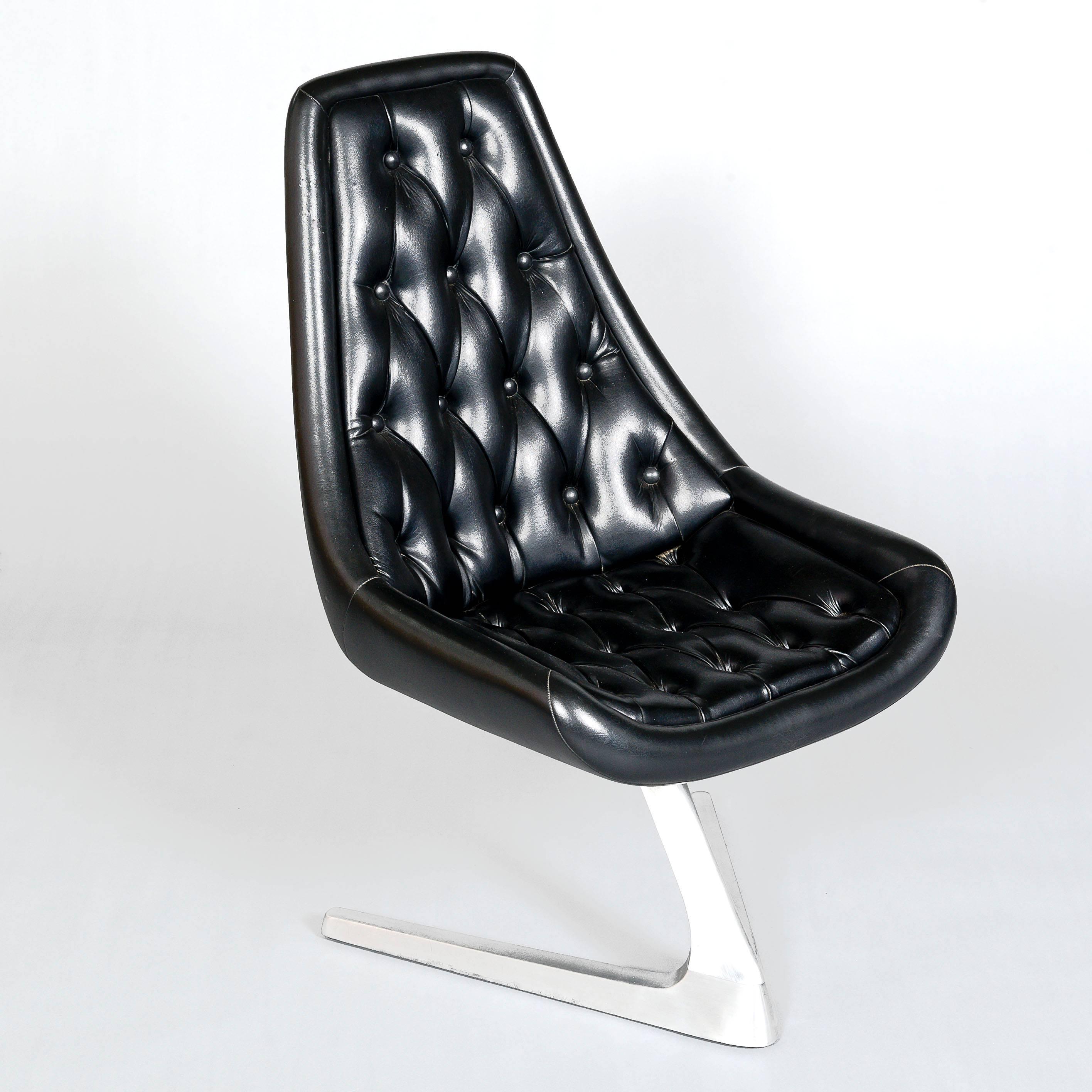 Dieses Modell des Chromcraft-Stuhls wurde in der Original-Star Trek-Serie verwendet. Kürzlich neu gepolstert in weichem schwarzem Leder, haben wir sieben Stühle zur Verfügung. Wir haben auch vier Sculpta-Stühle mit Vinylpolsterung (Fotos auf