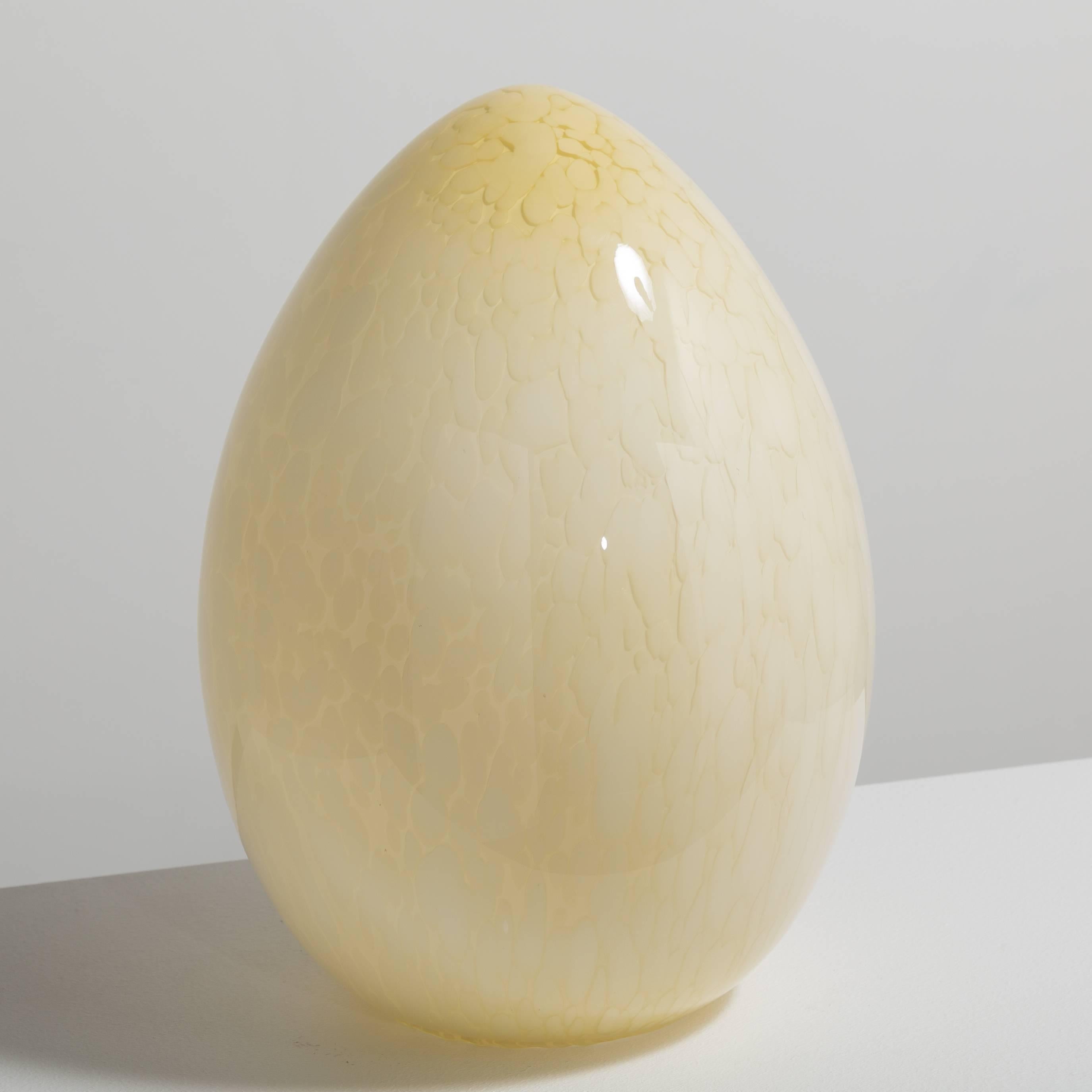 An Italian Vistosi attributed Murano glass egg table lamp, 1960s. 