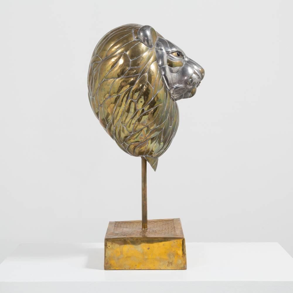 A large Sergio Bustamante bust of a lion signed and editioned 30/100

Sergio Bustamante is a Mexican Artist and sculptor. He began with paintings and papier mache figures, inaugurating the first exhibit of his works at the Galeria Misracha in Mexico