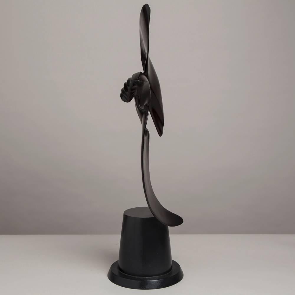 Bronze-Tisch-Skulptur eines fliegenden Vogels von Somchai Hattakitko im Zustand „Hervorragend“ im Angebot in London, GB