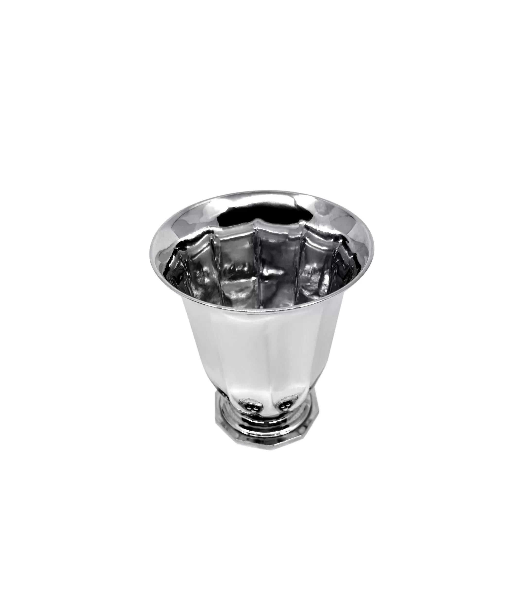 Diese Vintage-Vase aus Sterlingsilber ist ein eindrucksvolles Beispiel für die dänische Silberschmiedekunst des frühen 20. Jahrhunderts und wurde 1926 von Gundorph Albertus für Georg Jensen entworfen (Design-Nr. 465).

Dieses raffinierte Stück hat